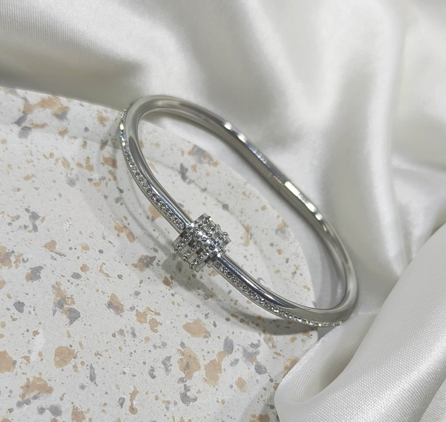 BRACELET FEMME - ACIER INOXYDABLE 304 OU ARGENT - CYLINDRE CENTRAL SERTI DE STRASS SCINTILLANTS - DORE OU ARGENTE