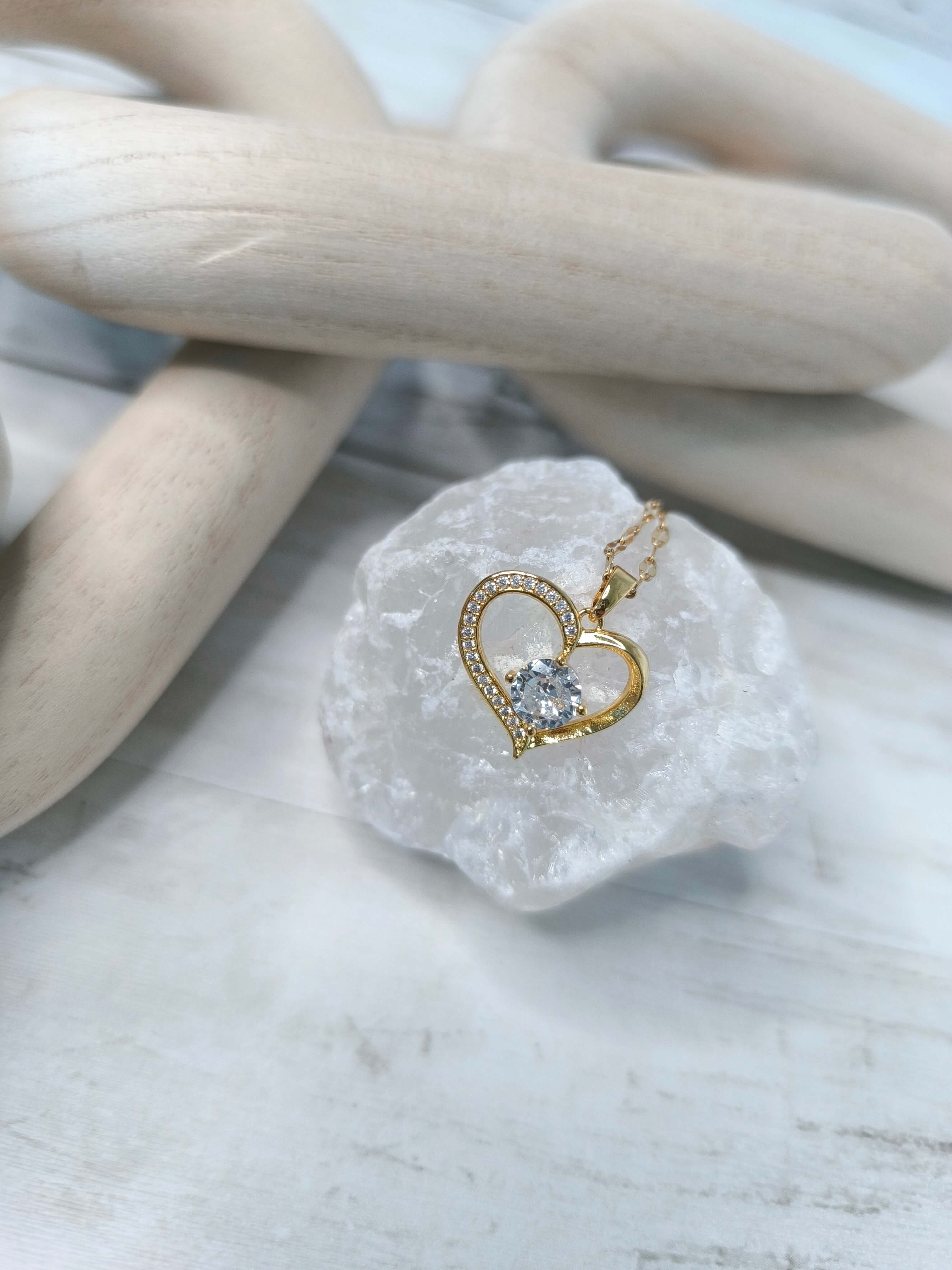 COLLIER COEUR - PIERRE BLANCHE - ACIER INOXYDABLE - ELEGANCE & MODERNITE