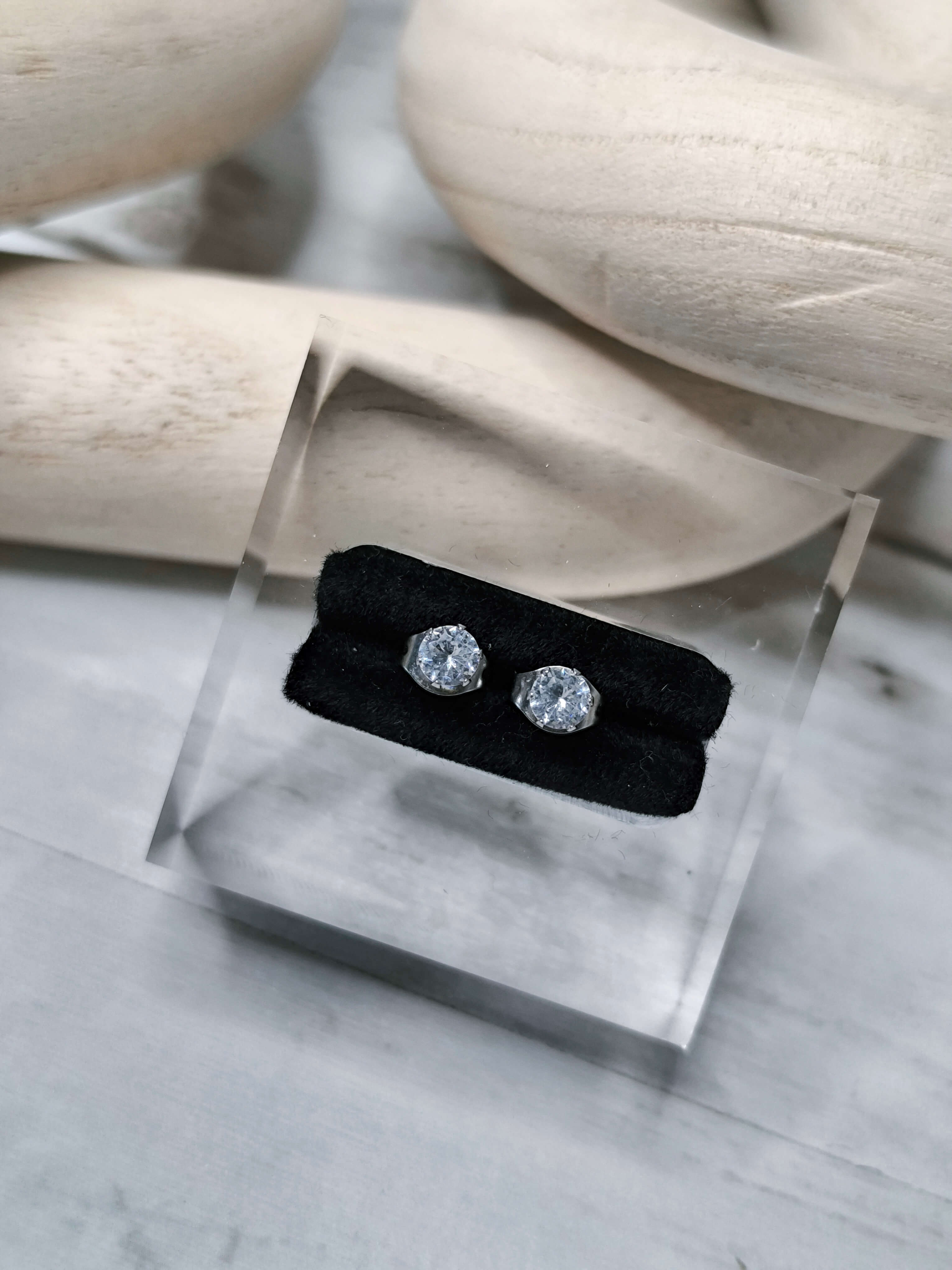 BOUCLES D'OREILLES EN ACIER INOXYDABLE - PIERRES EN ZIRCONE CUBIQUE - 12 COULEURS AU CHOIX - 4MM