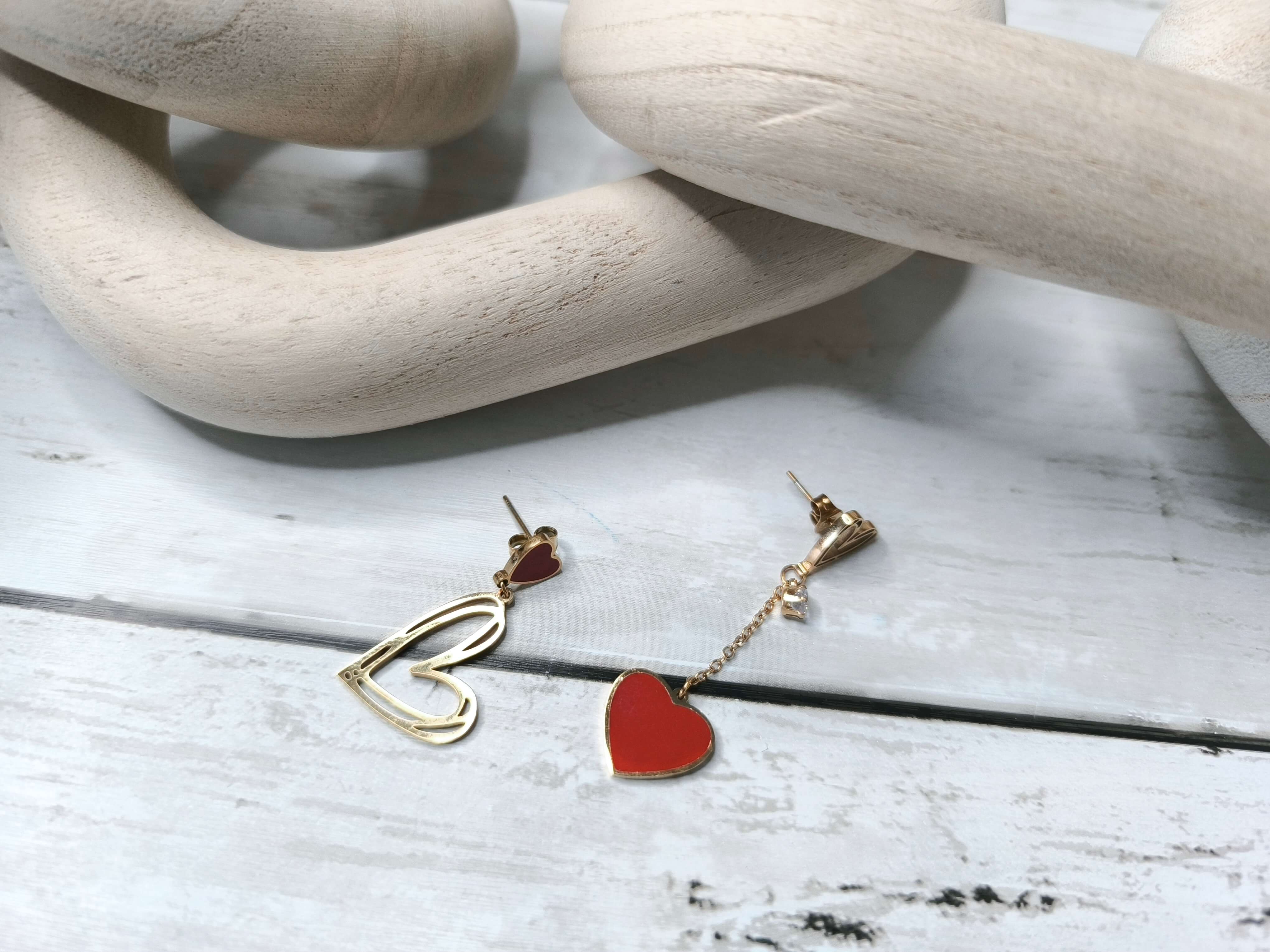 BOUCLES D'OREILLES FEMME - EN ACIER INOXYDABLE 304 - PENDANTES ASYMETRIQUES AU COEURS DORE & ROUGE 