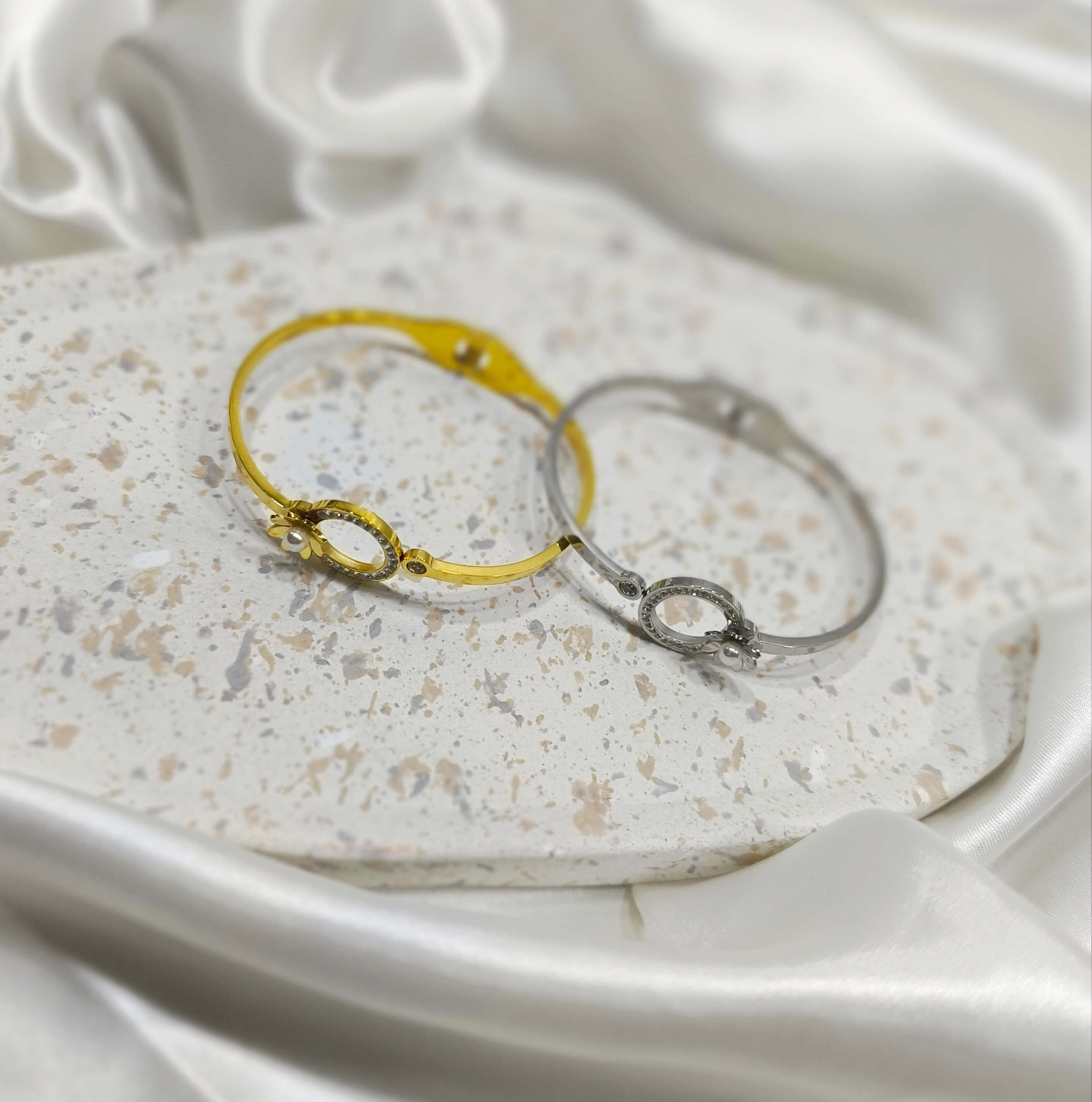 BRACELET FEMME - CERCLE SCINTILLANT & MARGUERITE PERLEE - COULEUR OR EN ACIER INOXYDABLE 304 OU ARGENT 