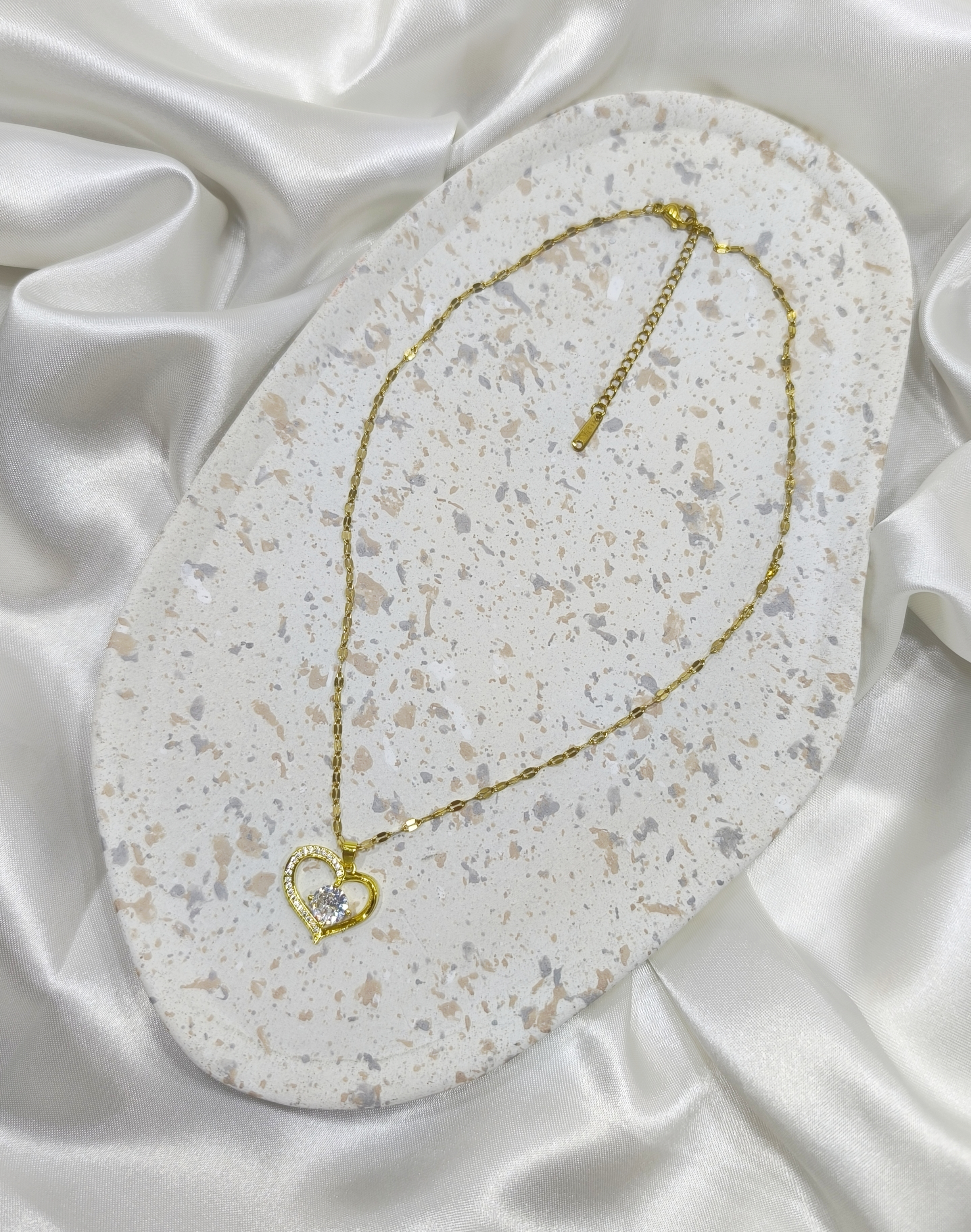 COLLIER COEUR - PIERRE BLANCHE - ACIER INOXYDABLE - ELEGANCE & MODERNITE