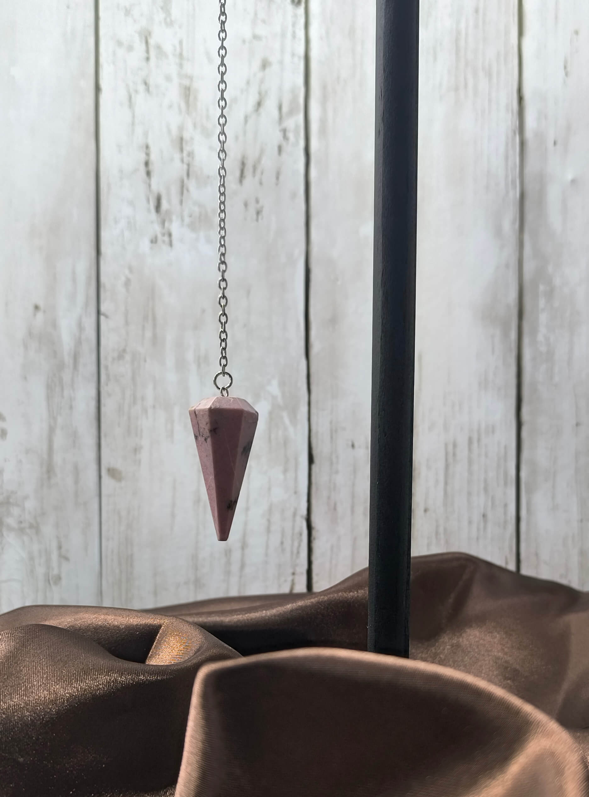 PENDULE DIVINATOIRE - RHODONITE - PIERRE NATURELLE ROSE D'AMOUR & EQUILIBRE