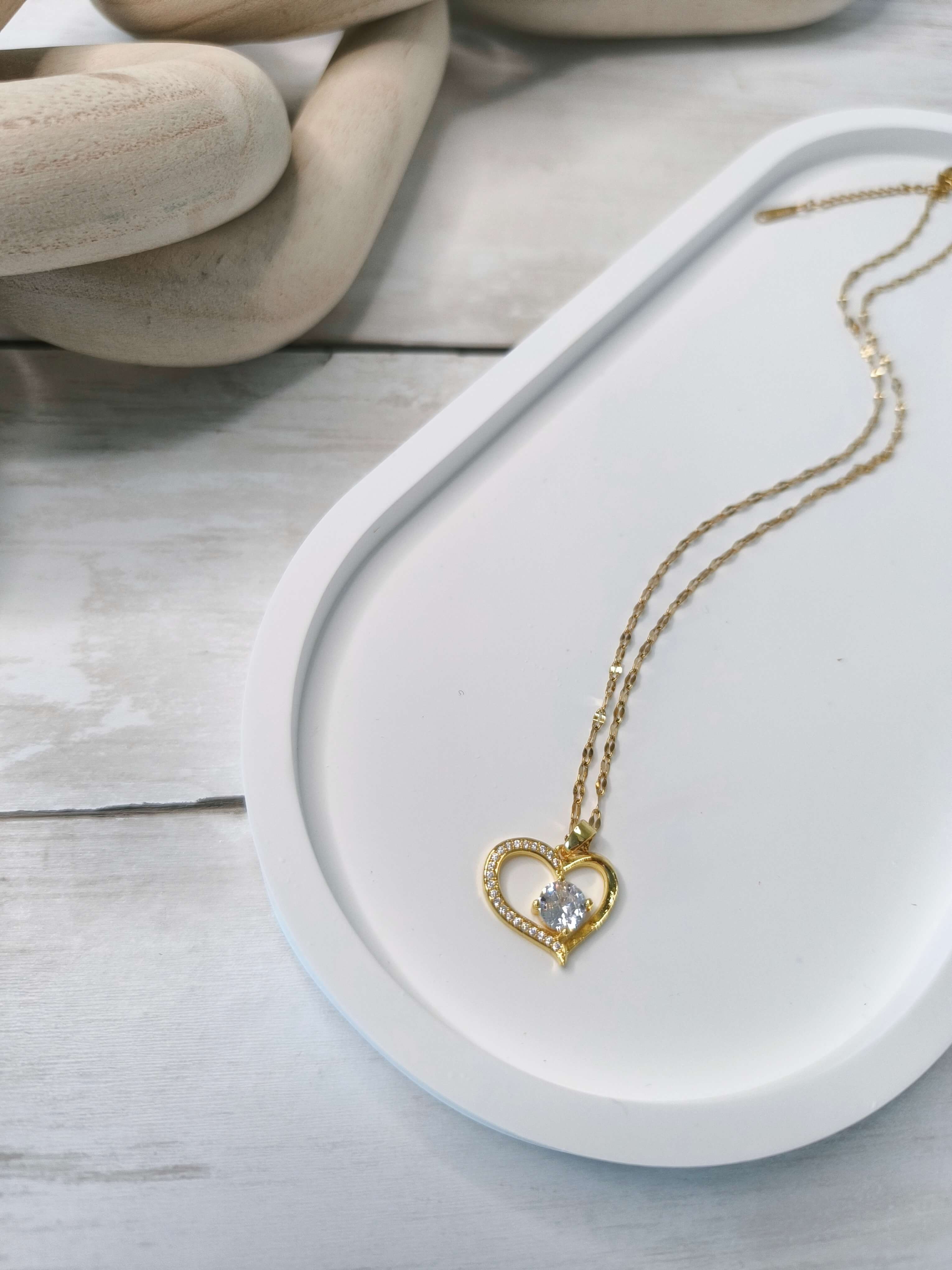 COLLIER COEUR - PIERRE BLANCHE - ACIER INOXYDABLE - ELEGANCE & MODERNITE