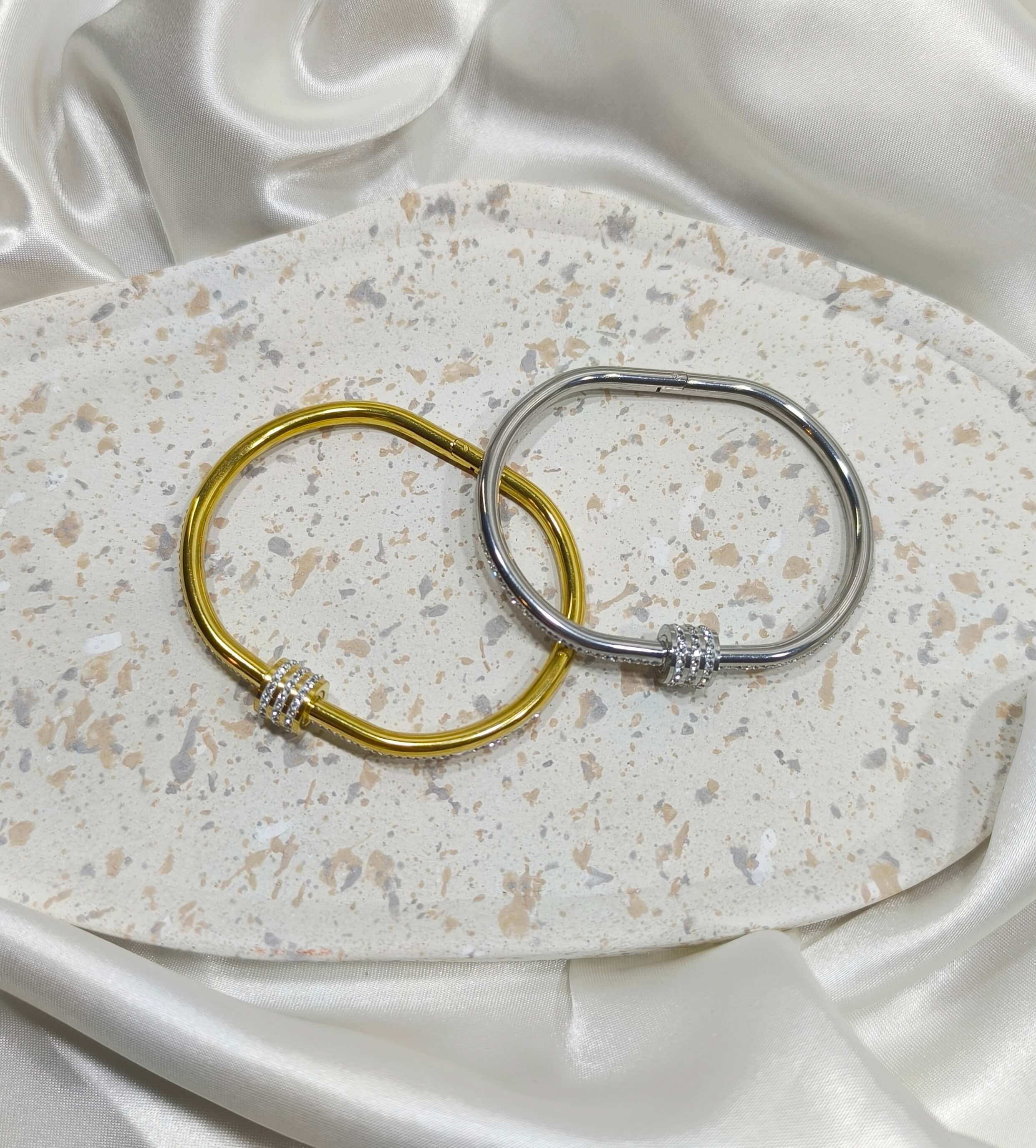 BRACELET FEMME - ACIER INOXYDABLE 304 OU ARGENT - CYLINDRE CENTRAL SERTI DE STRASS SCINTILLANTS - DORE OU ARGENTE