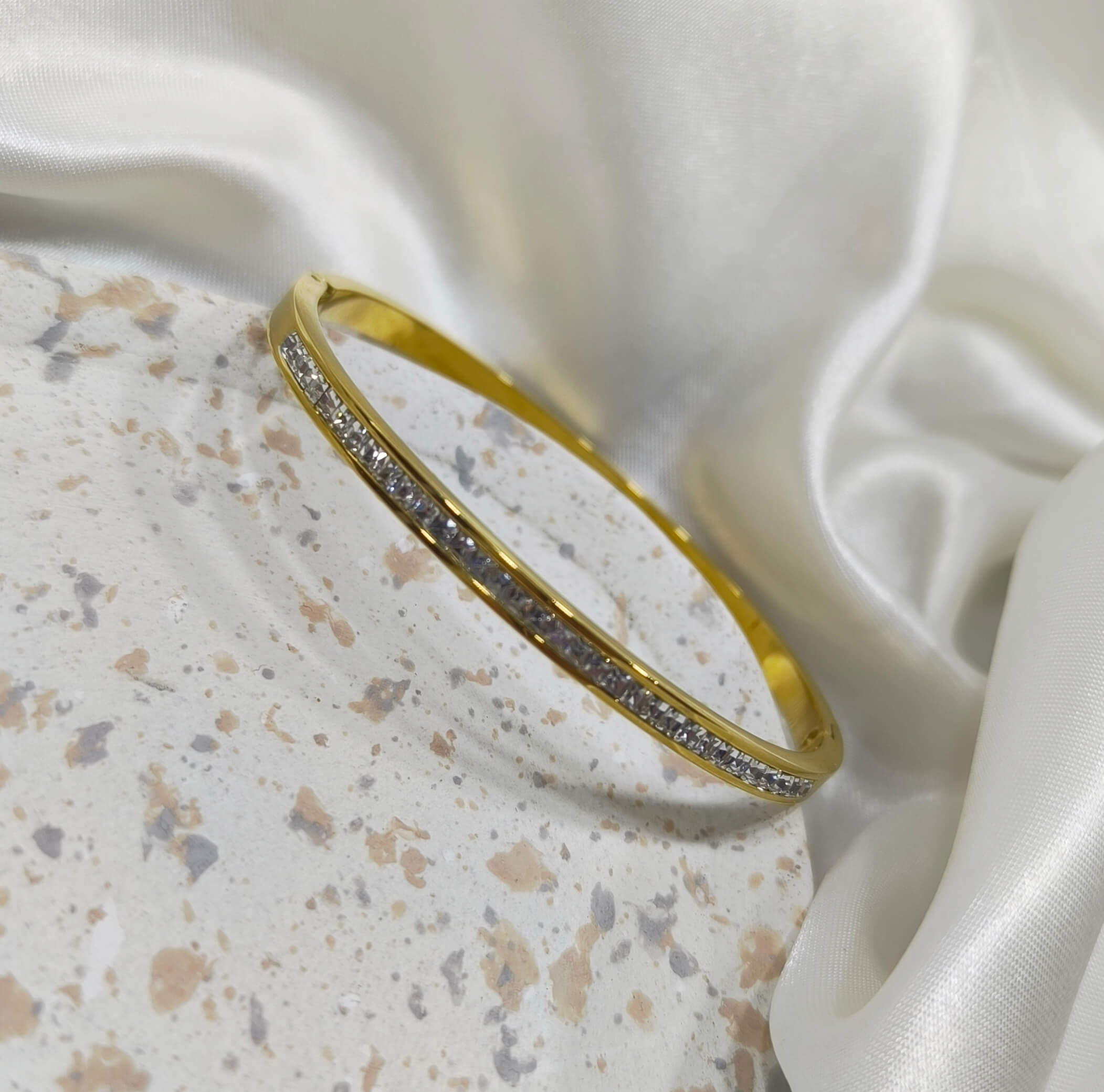 BRACELET FEMME - DORE - UN RANG DE STRASS - EN ACIER AU TITANE 