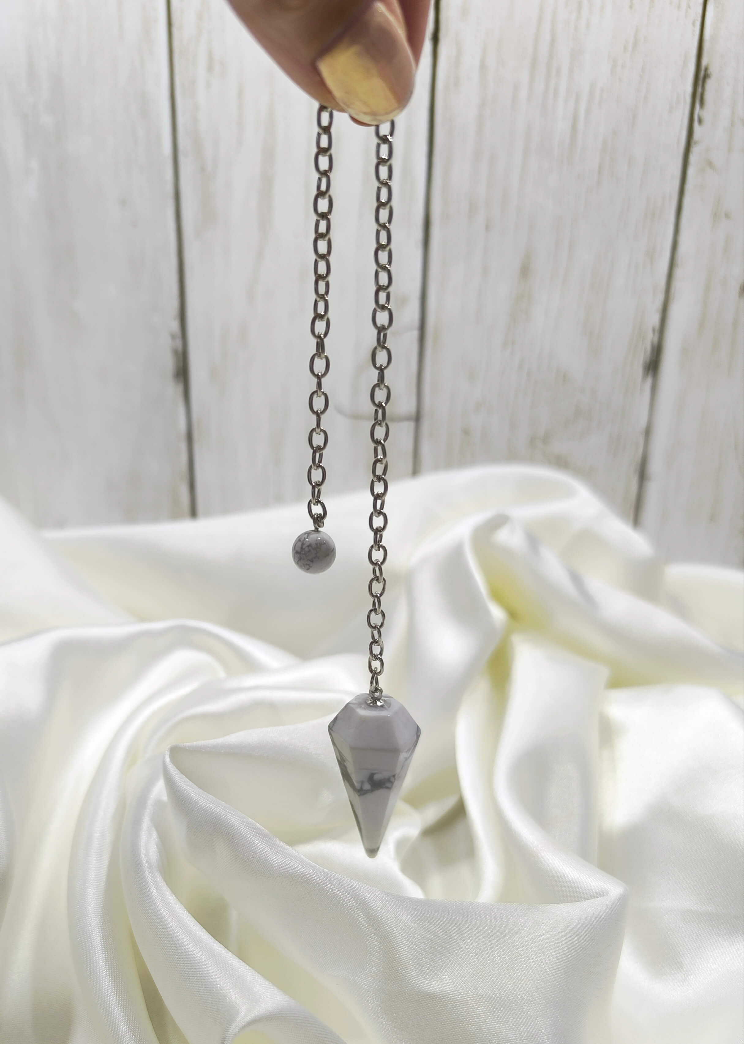 PENDULE DIVINATOIRE - HOWLITE BLANCHE - INTUITION, CALME & CLARTE