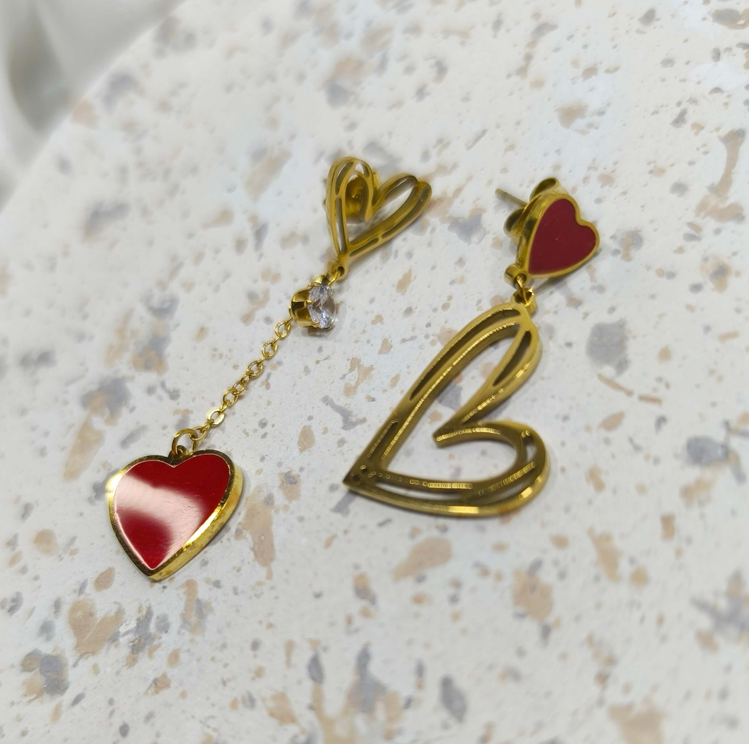 BOUCLES D'OREILLES FEMME - EN ACIER INOXYDABLE 304 - PENDANTES ASYMETRIQUES AU COEURS DORE & ROUGE 