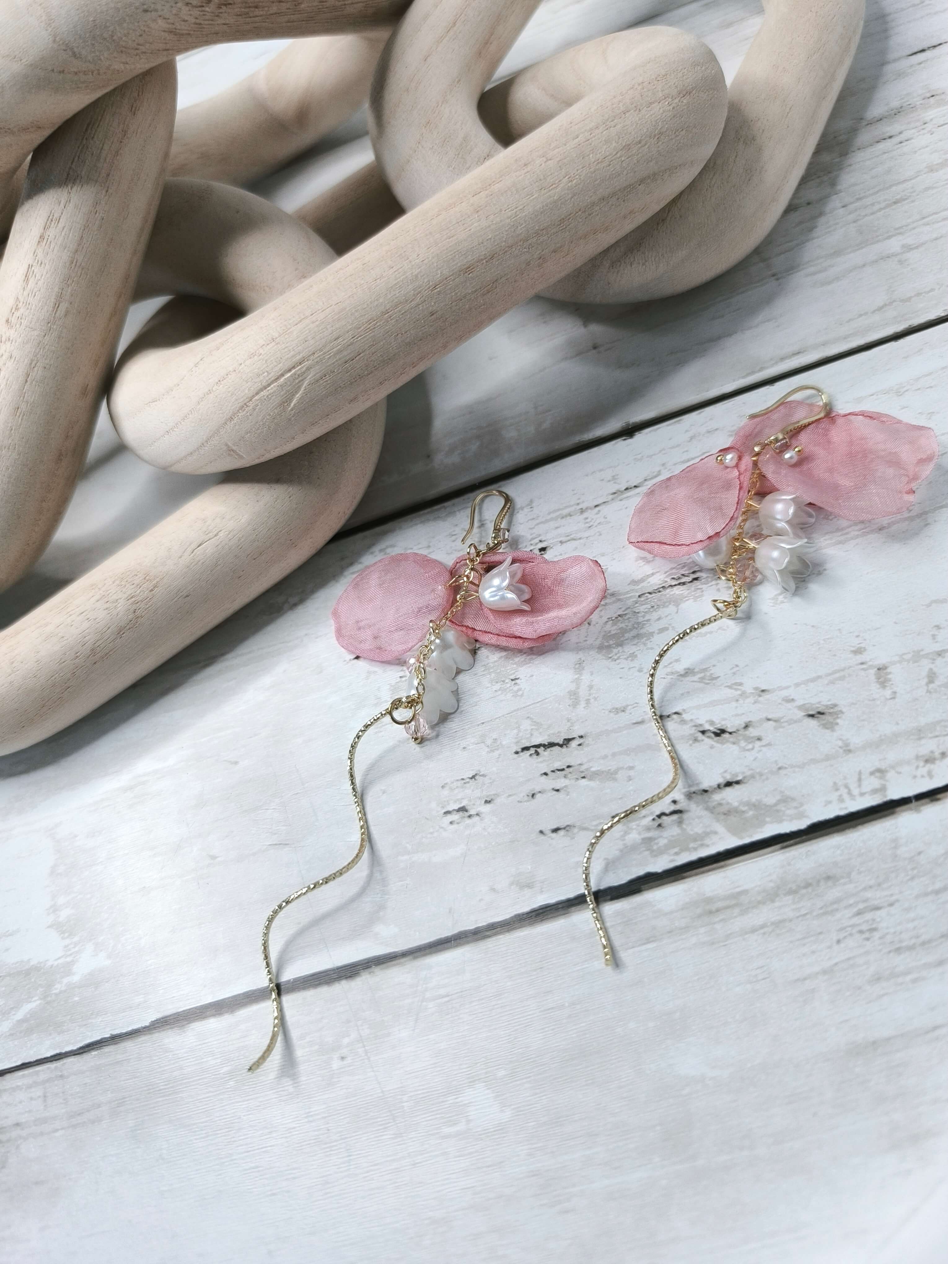 BOUCLES D'OREILLES POPULAIRE- PETALES ROSE - HAUT DE GAMME - LONGUES - STYLE JAPON & COREE DU SUD