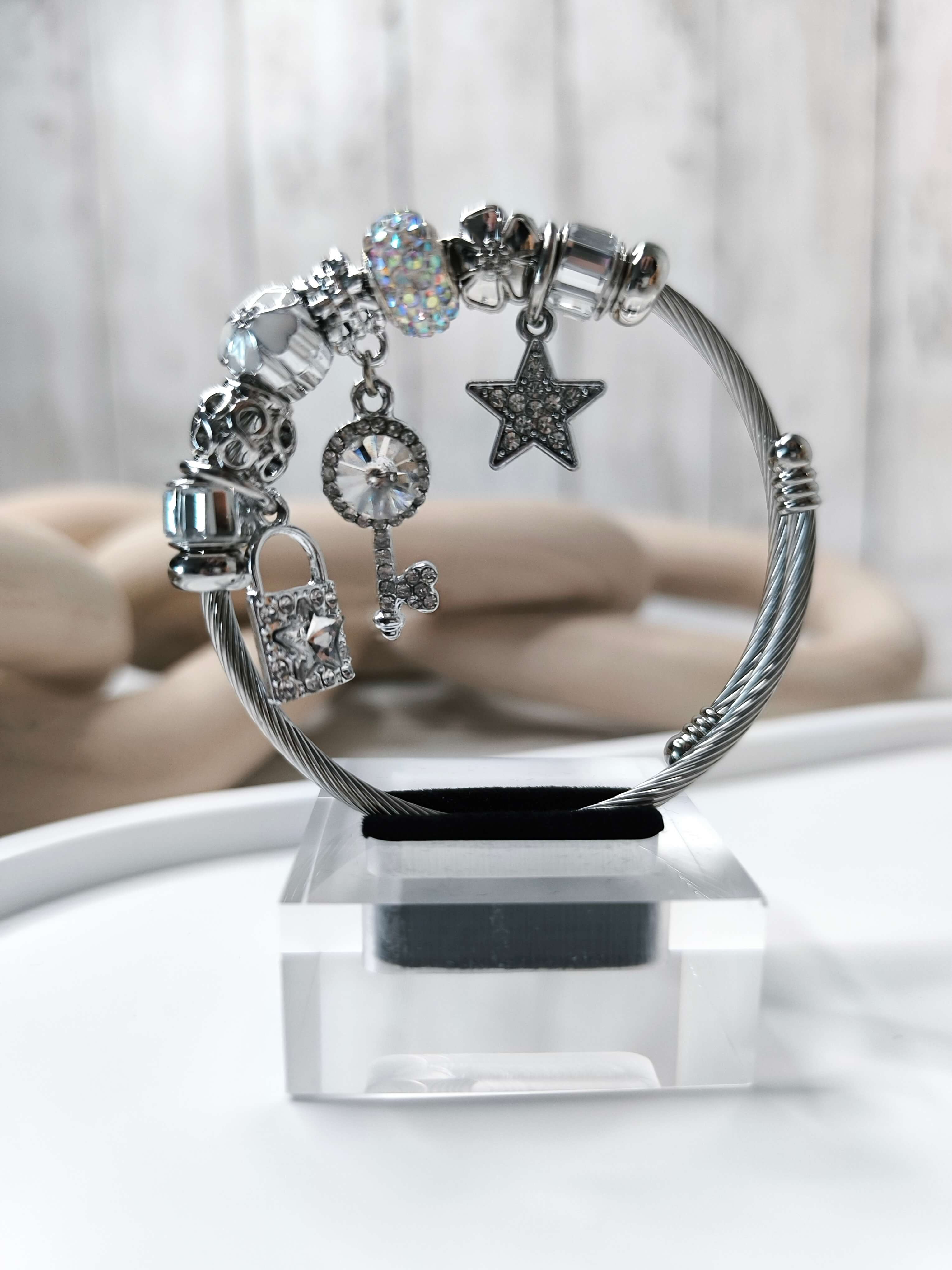 BRACELET FEMME BRELOQUES - BLANC & ARGENTE - CLE, CADENAS & PENTACLE