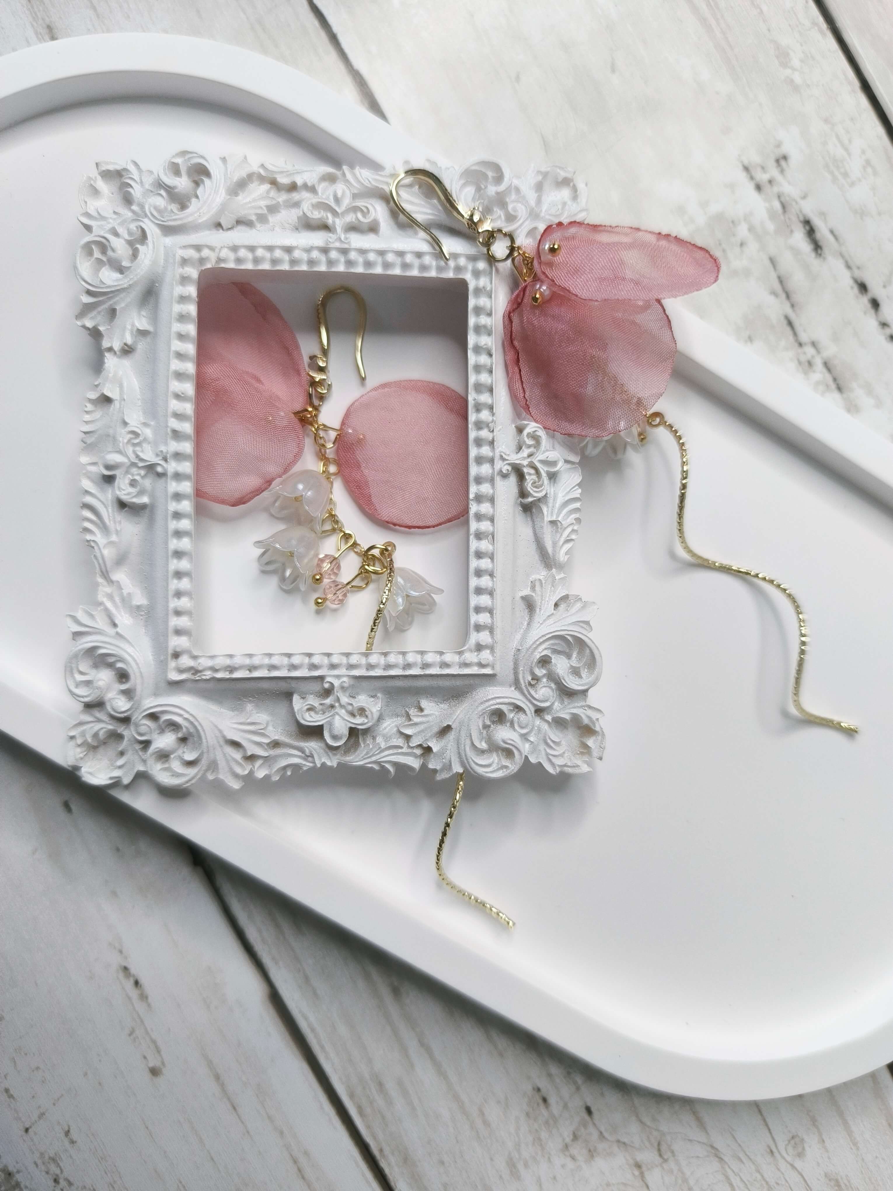BOUCLES D'OREILLES POPULAIRE- PETALES ROSE - HAUT DE GAMME - LONGUES - STYLE JAPON & COREE DU SUD