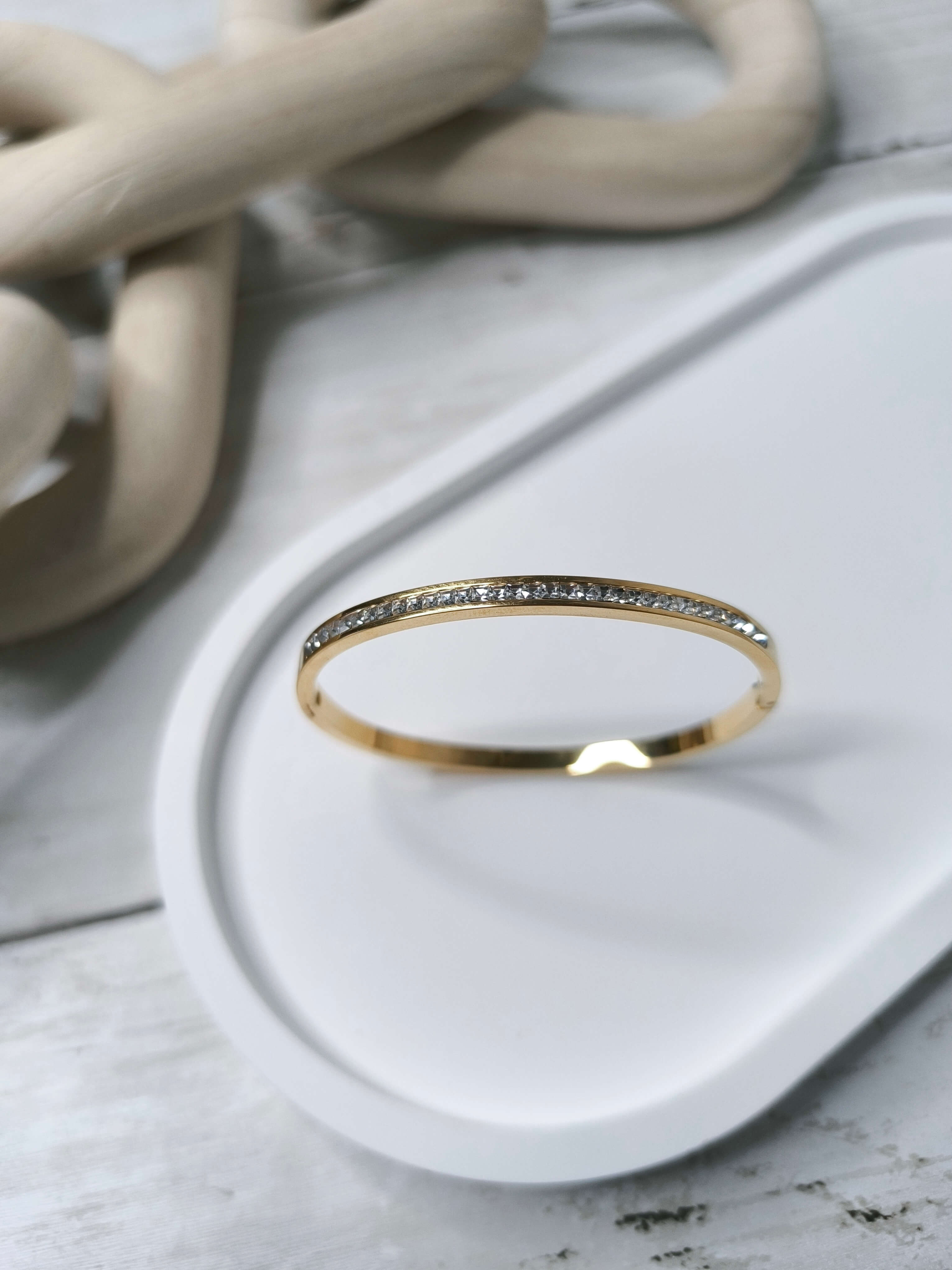 BRACELET FEMME - DORE - UN RANG DE STRASS - EN ACIER AU TITANE 