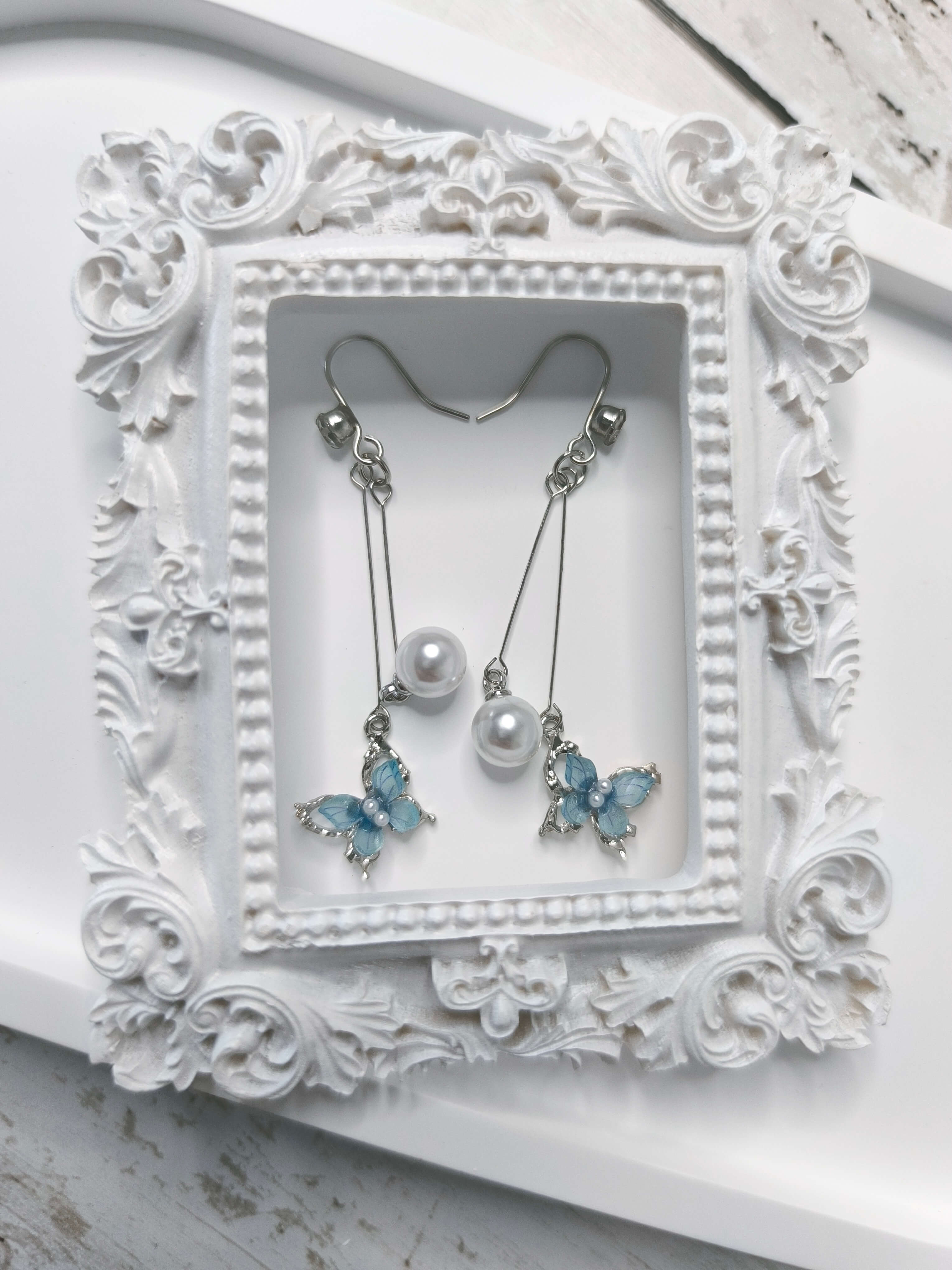 BOUCLES D'OREILLES PAPILLON ELEGANTES - PERLE BLNCHE & DETAILS ARGENTES