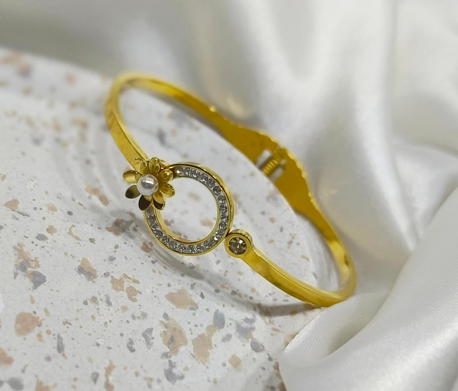 BRACELET FEMME - CERCLE SCINTILLANT & MARGUERITE PERLEE - COULEUR OR EN ACIER INOXYDABLE 304 OU ARGENT 