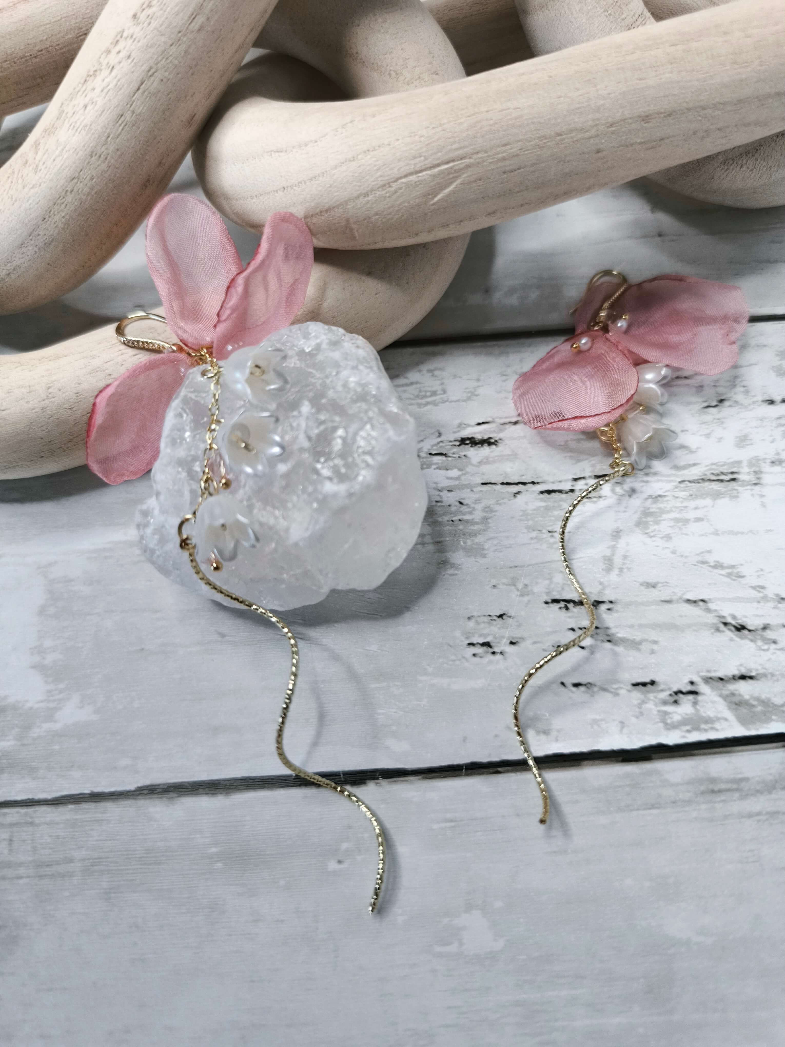 BOUCLES D'OREILLES POPULAIRE- PETALES ROSE - HAUT DE GAMME - LONGUES - STYLE JAPON & COREE DU SUD