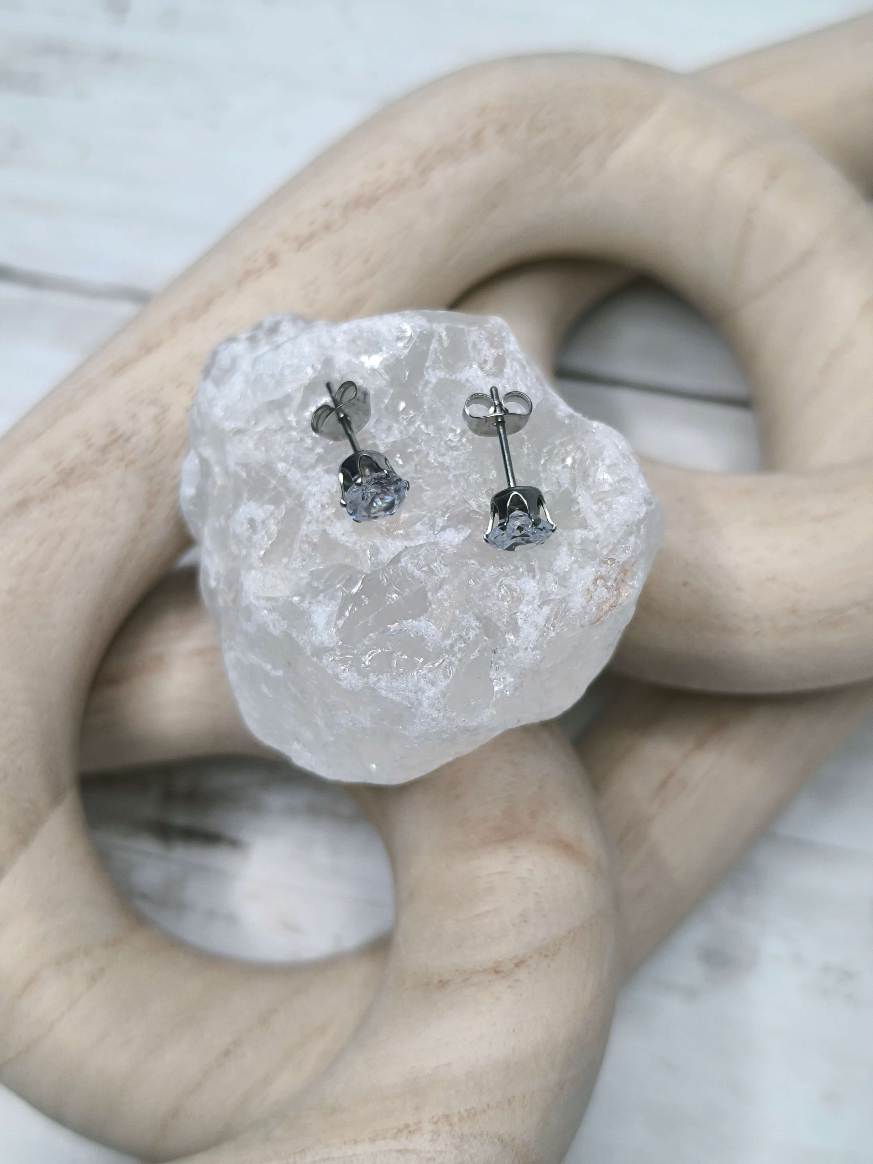 BOUCLES D'OREILLES EN ACIER INOXYDABLE - PIERRES EN ZIRCONE CUBIQUE - 10 COULEURS AU CHOIX - 6MM