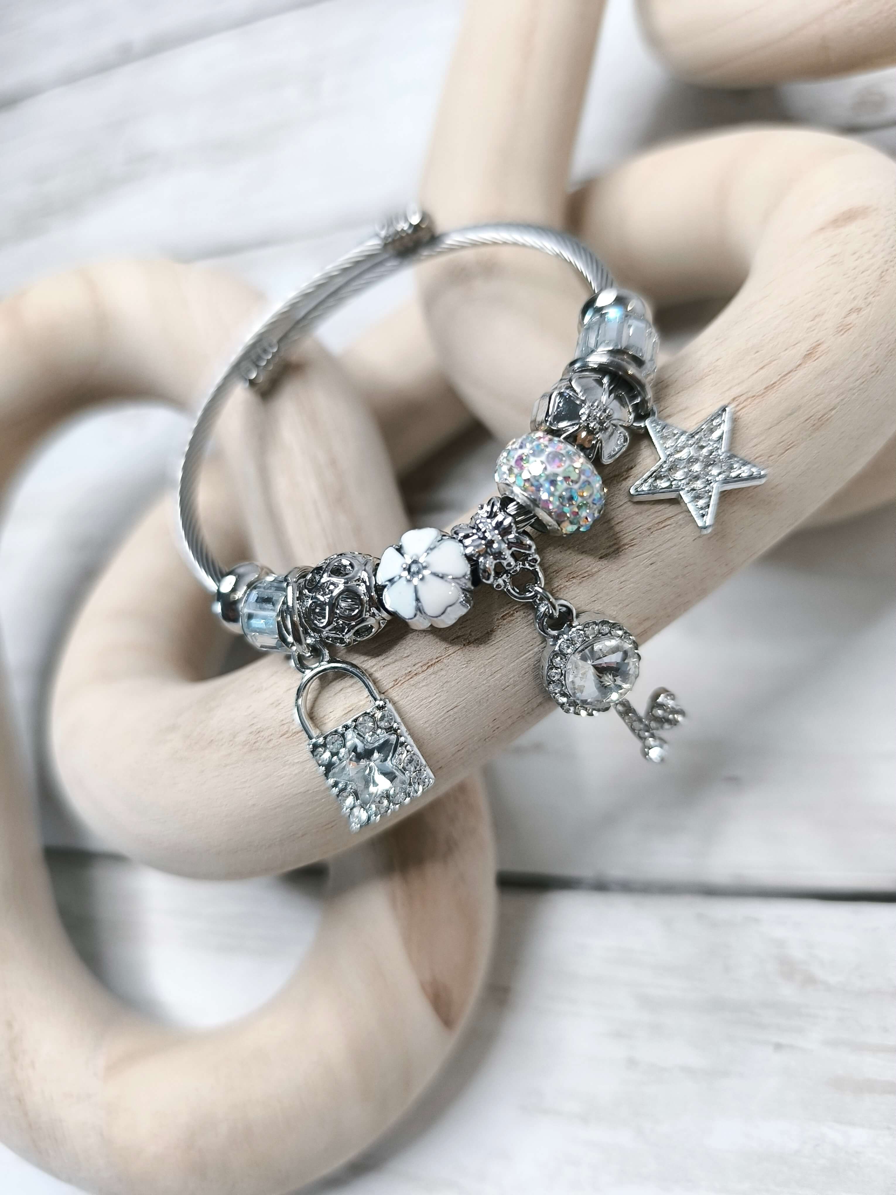 BRACELET FEMME BRELOQUES - BLANC & ARGENTE - CLE, CADENAS & PENTACLE