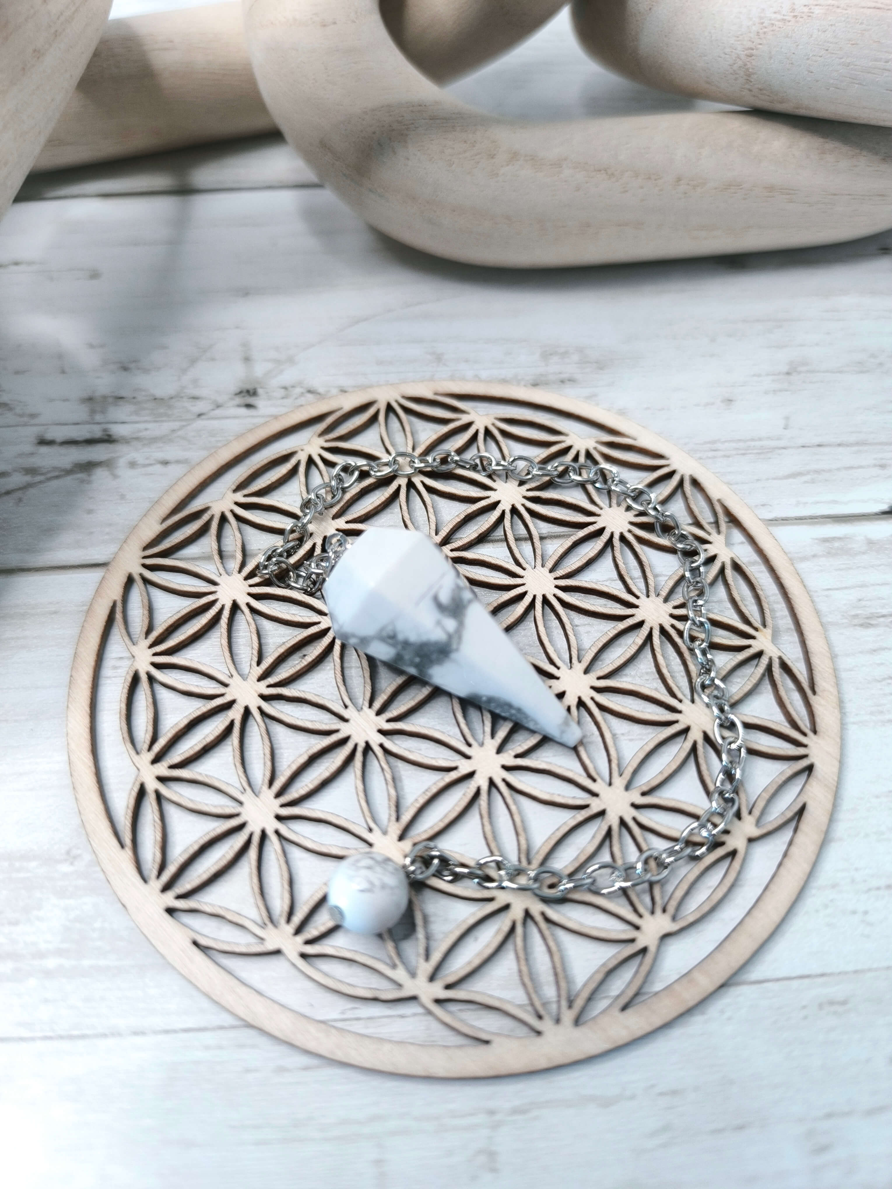 PENDULE DIVINATOIRE - HOWLITE BLANCHE - INTUITION, CALME & CLARTE