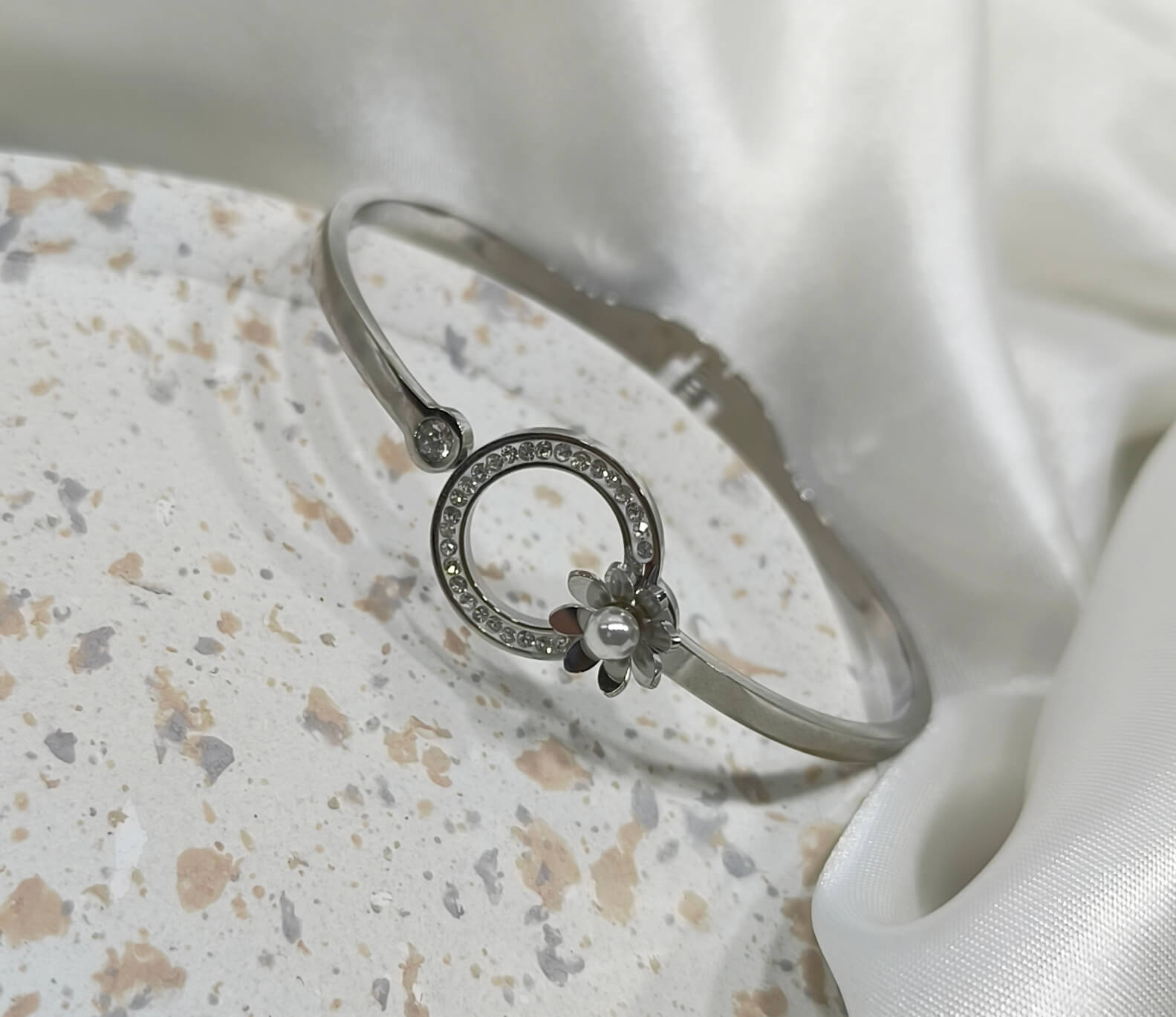 BRACELET FEMME - CERCLE SCINTILLANT & MARGUERITE PERLEE - COULEUR OR EN ACIER INOXYDABLE 304 OU ARGENT 