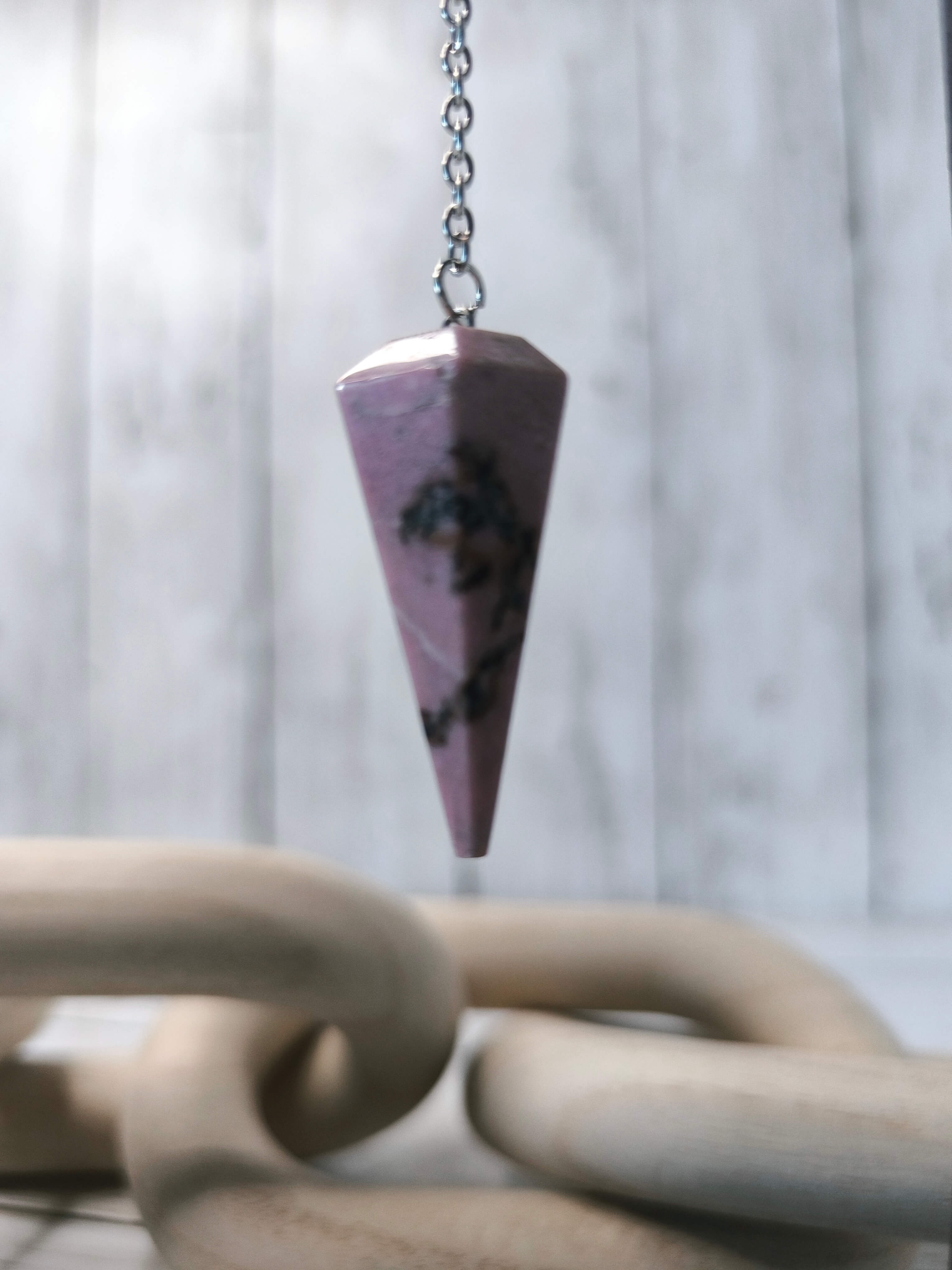 PENDULE DIVINATOIRE - RHODONITE - PIERRE NATURELLE ROSE D'AMOUR & EQUILIBRE