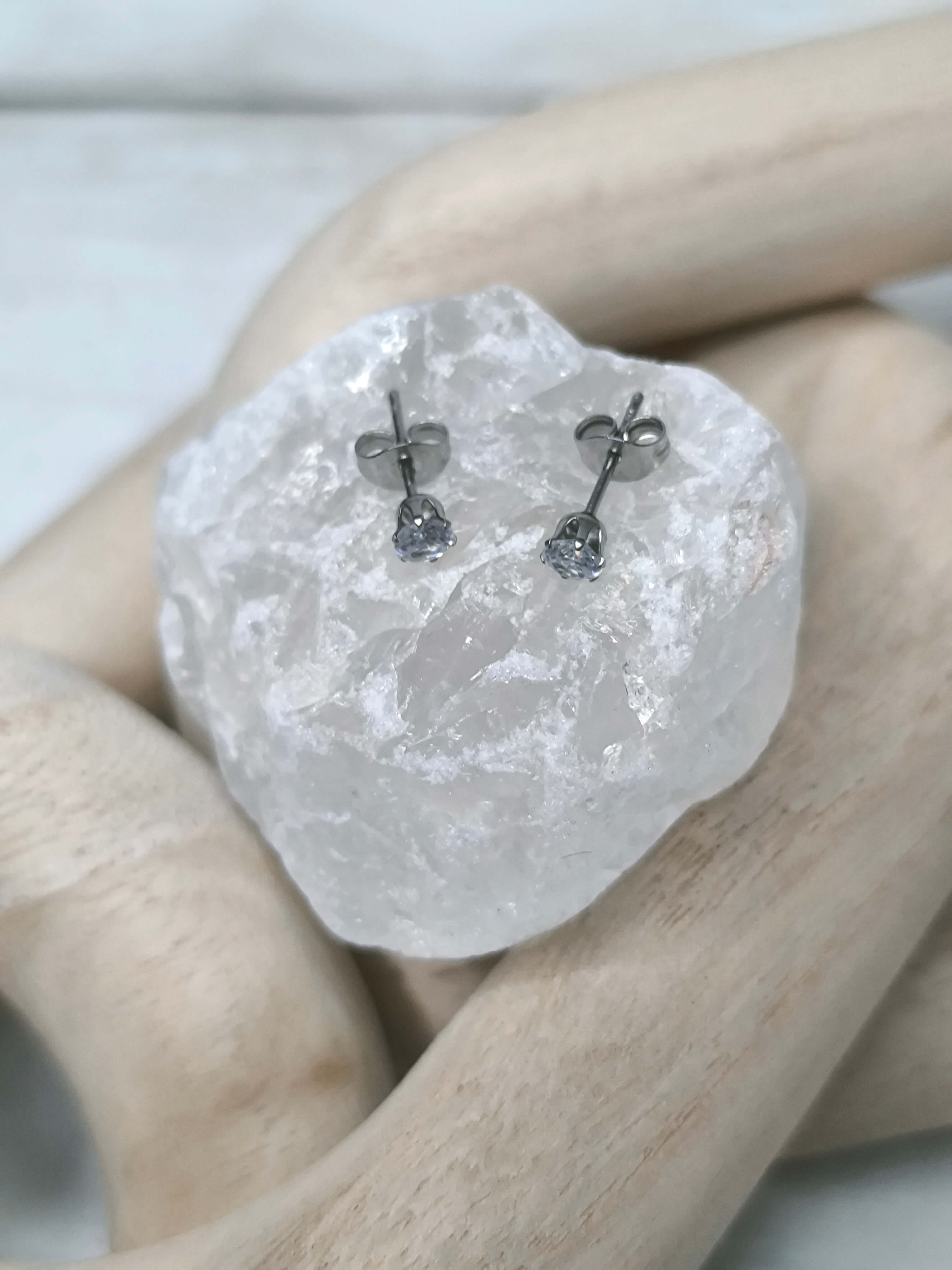 BOUCLES D'OREILLES EN ACIER INOXYDABLE - PIERRES EN ZIRCONE CUBIQUE - 12 COULEURS AU CHOIX - 4MM