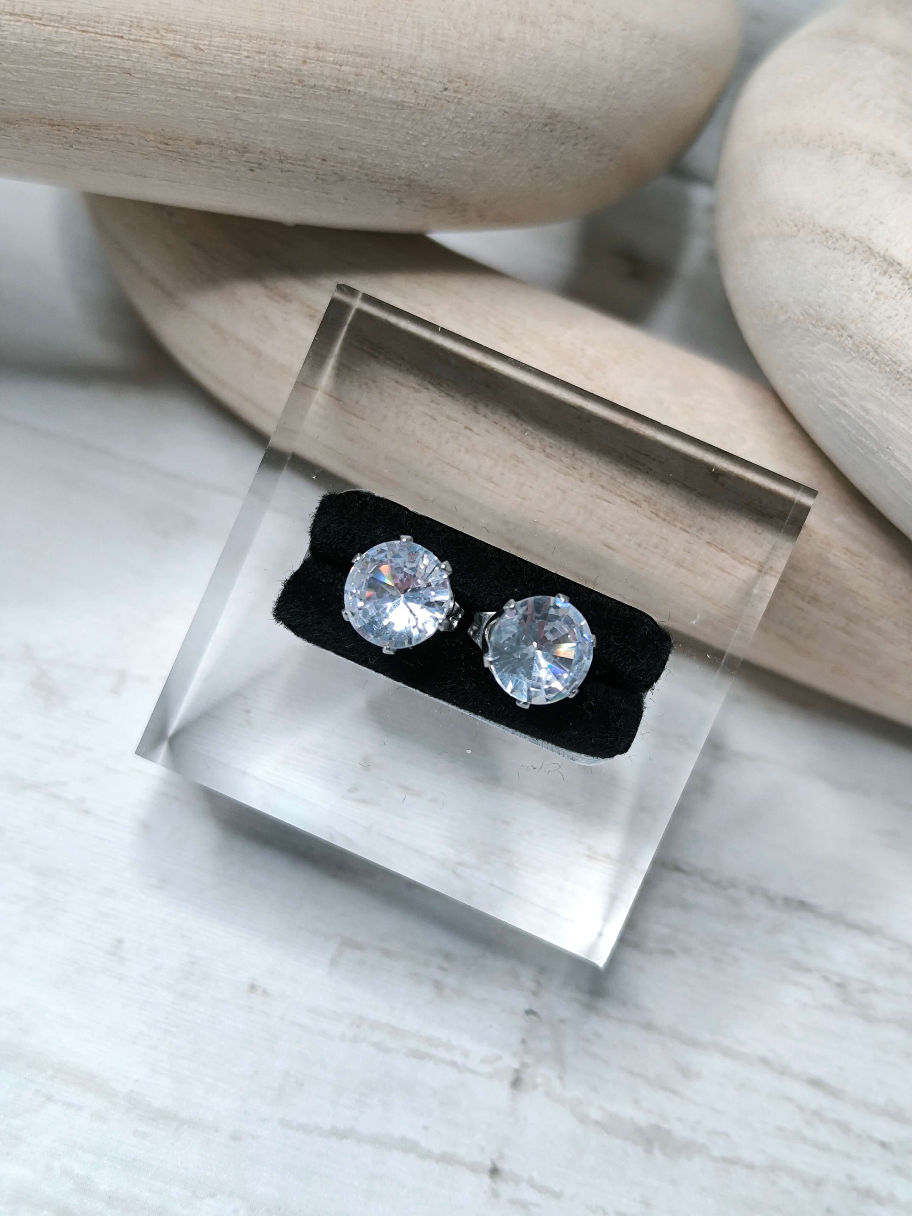 BOUCLES D'OREILLES EN ACIER INOXYDABLE - PIERRES EN ZIRCONE CUBIQUE - 12 COULEURS AU CHOIX - 8MM