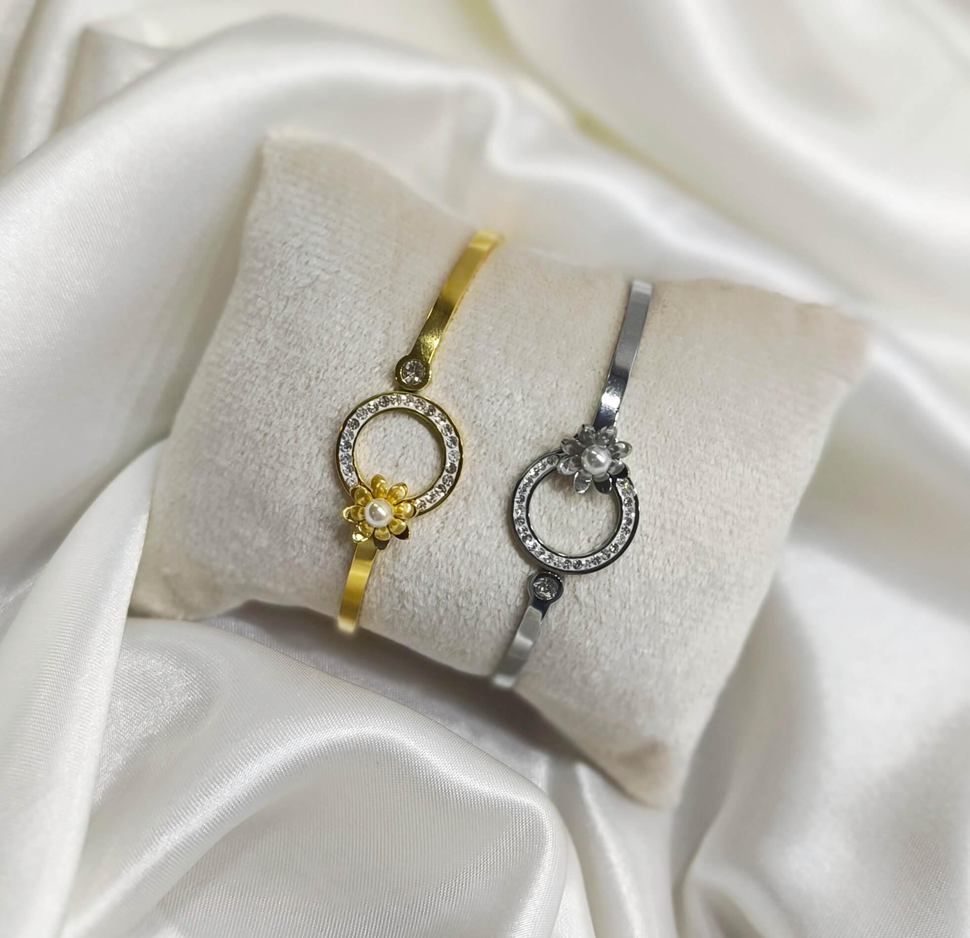 BRACELET FEMME - CERCLE SCINTILLANT & MARGUERITE PERLEE - COULEUR OR EN ACIER INOXYDABLE 304 OU ARGENT 
