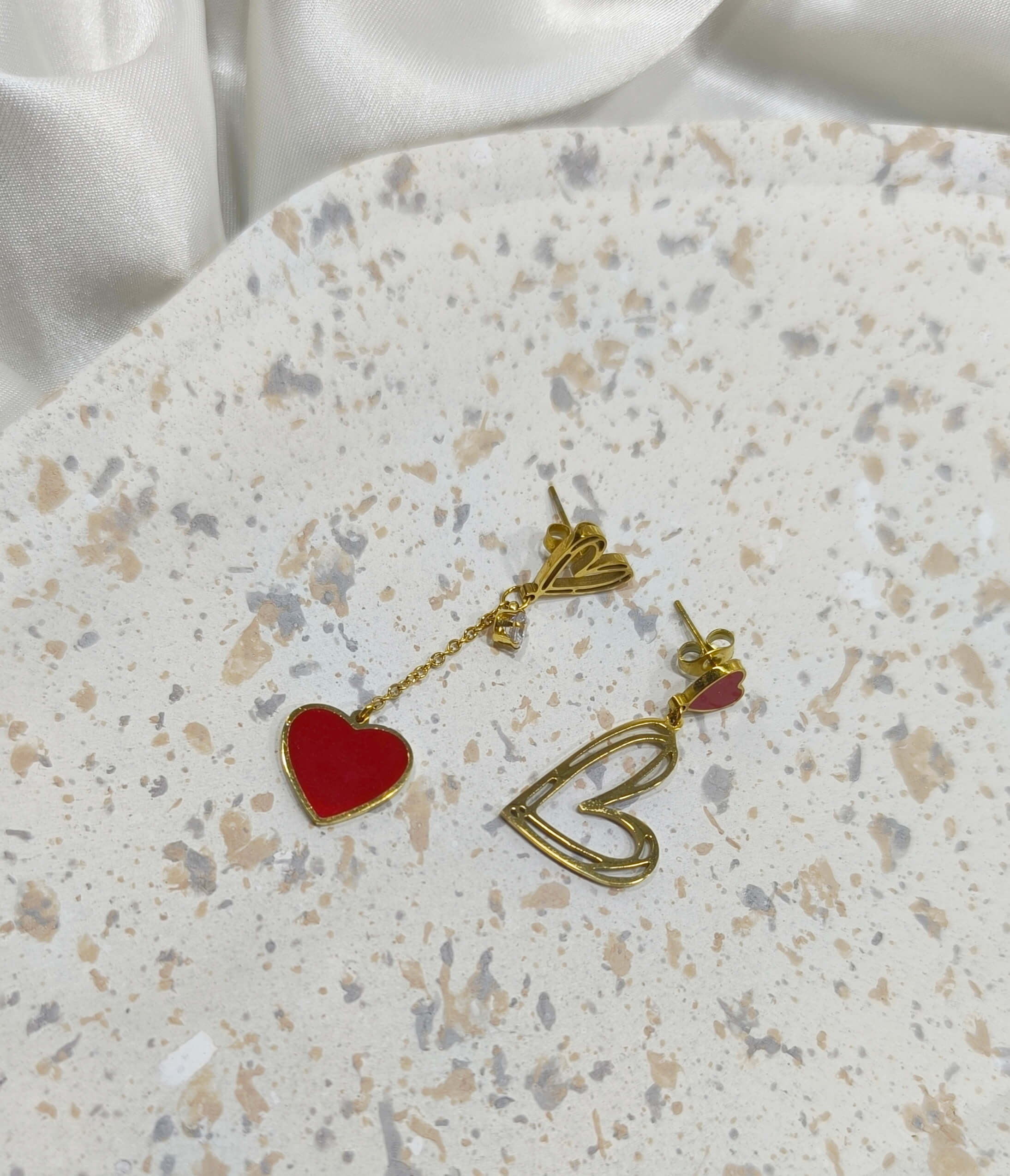 BOUCLES D'OREILLES FEMME - EN ACIER INOXYDABLE 304 - PENDANTES ASYMETRIQUES AU COEURS DORE & ROUGE 