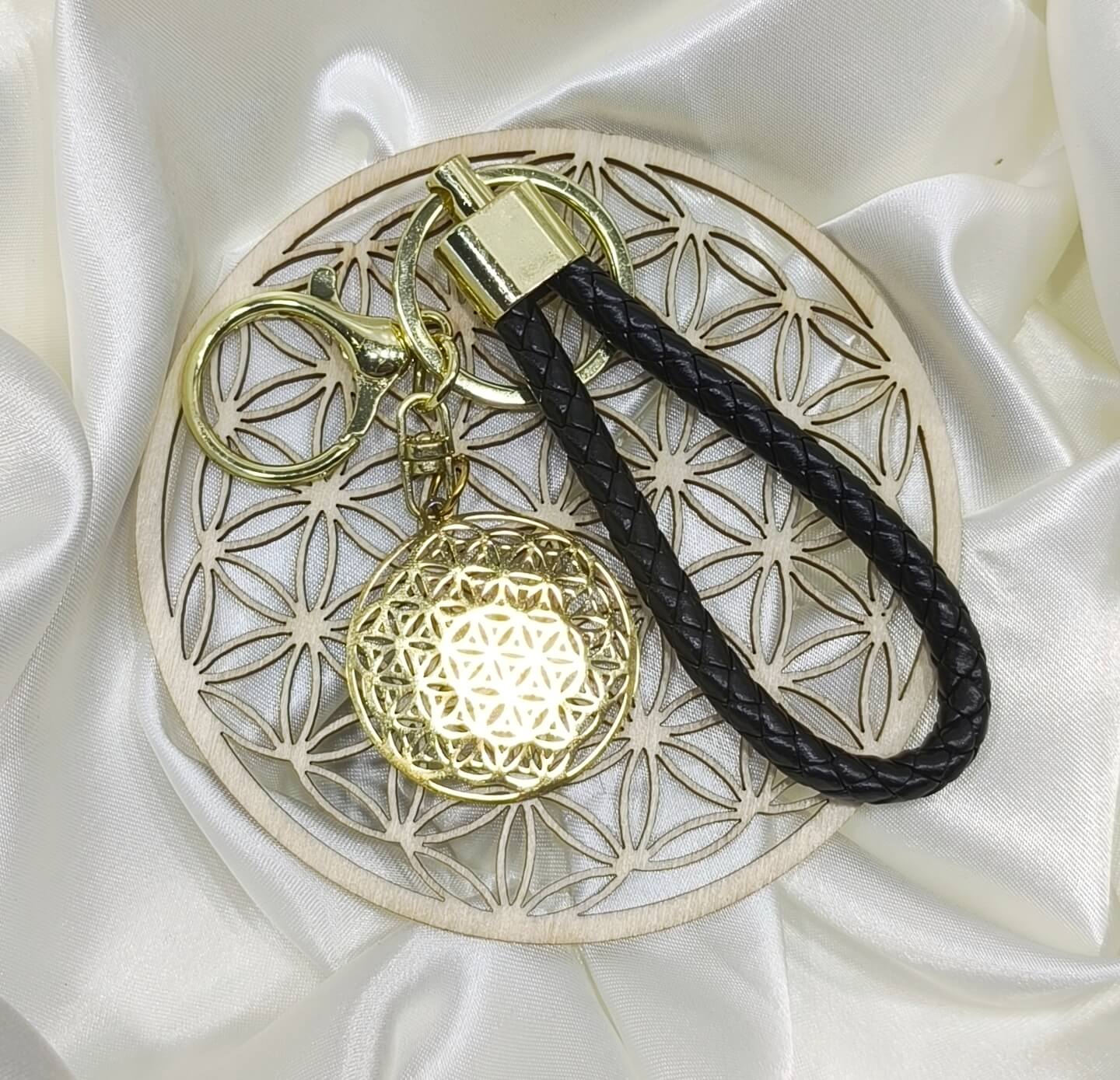 PORTE CLES FLEUR DE VIE EN ACIER INOXYDABLE - DORE - GEOMETRIE SACREE & CORDON TRESSE NOIR