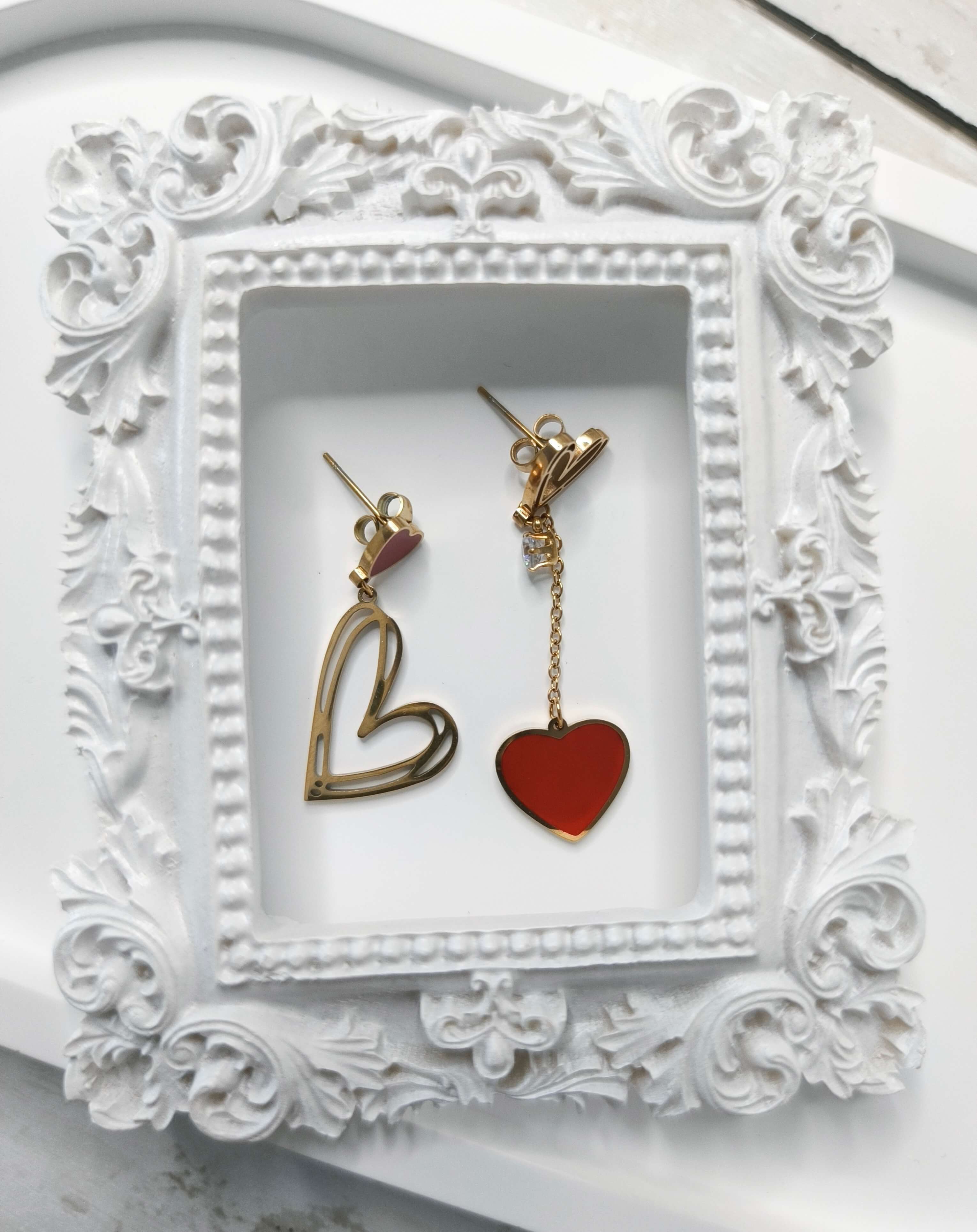 BOUCLES D'OREILLES FEMME - EN ACIER INOXYDABLE 304 - PENDANTES ASYMETRIQUES AU COEURS DORE & ROUGE