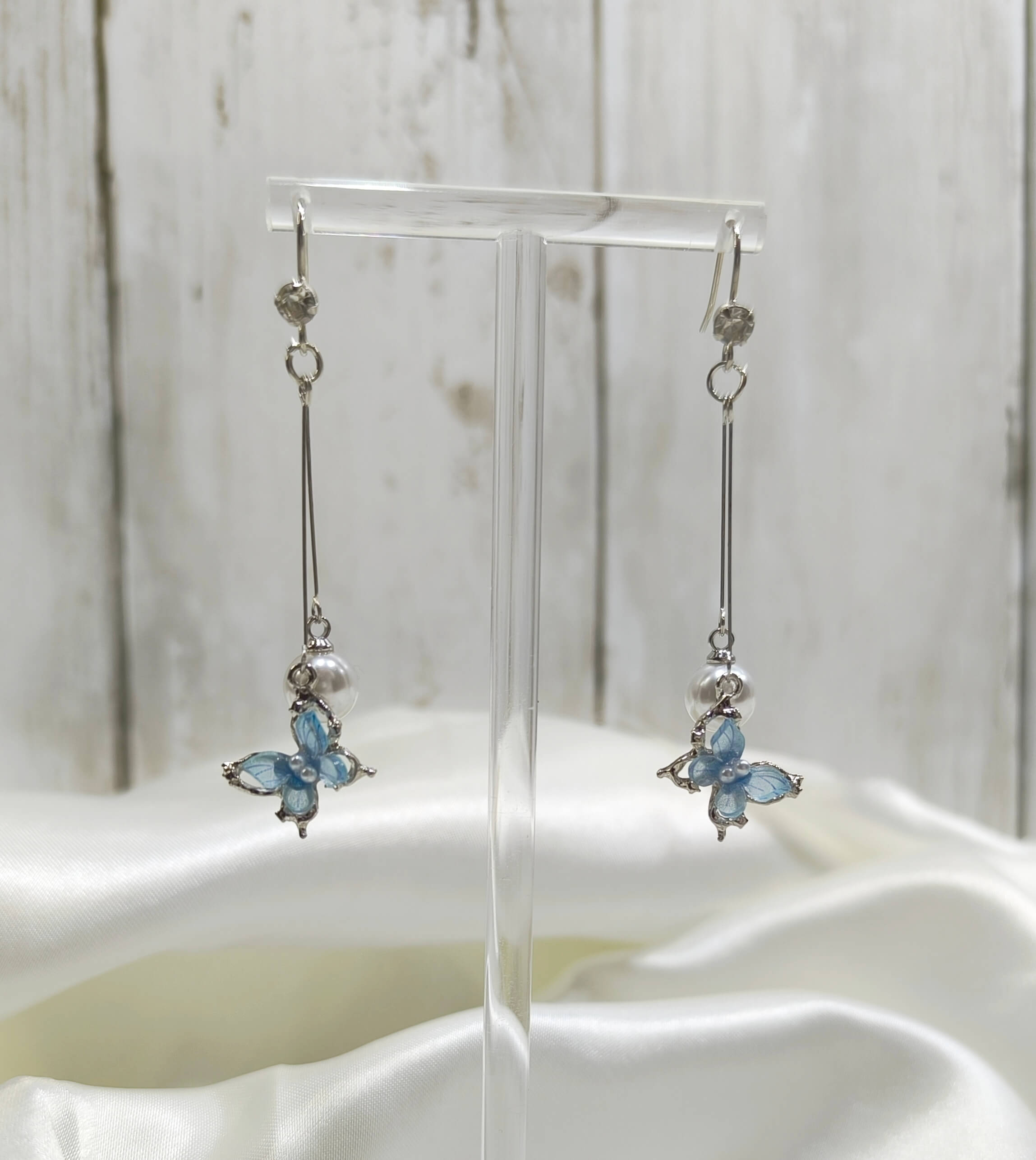 BOUCLES D'OREILLES PAPILLON ELEGANTES - PERLE BLNCHE & DETAILS ARGENTES