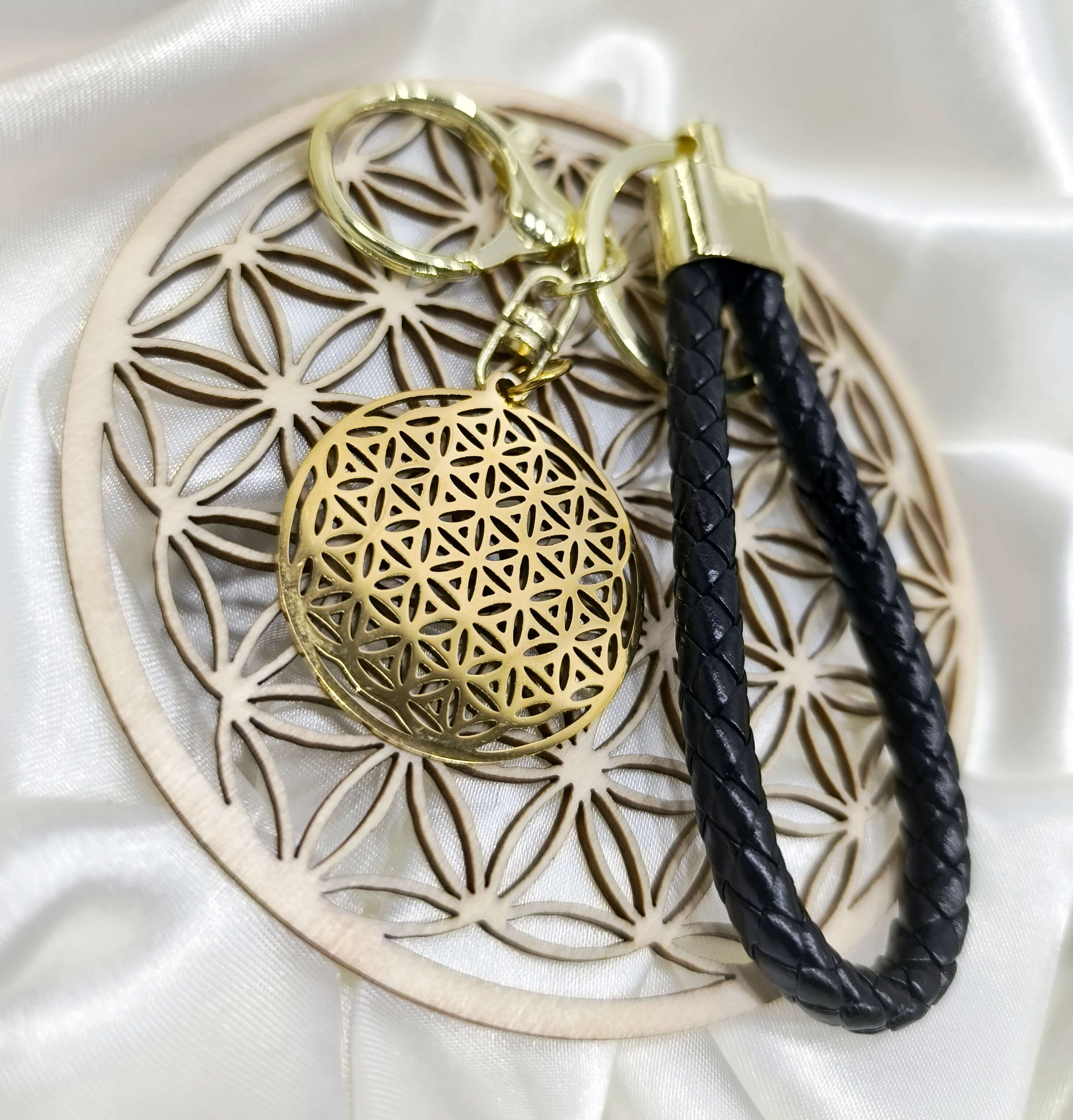 PORTE CLES FLEUR DE VIE EN ACIER INOXYDABLE - DORE - GEOMETRIE SACREE & CORDON TRESSE NOIR