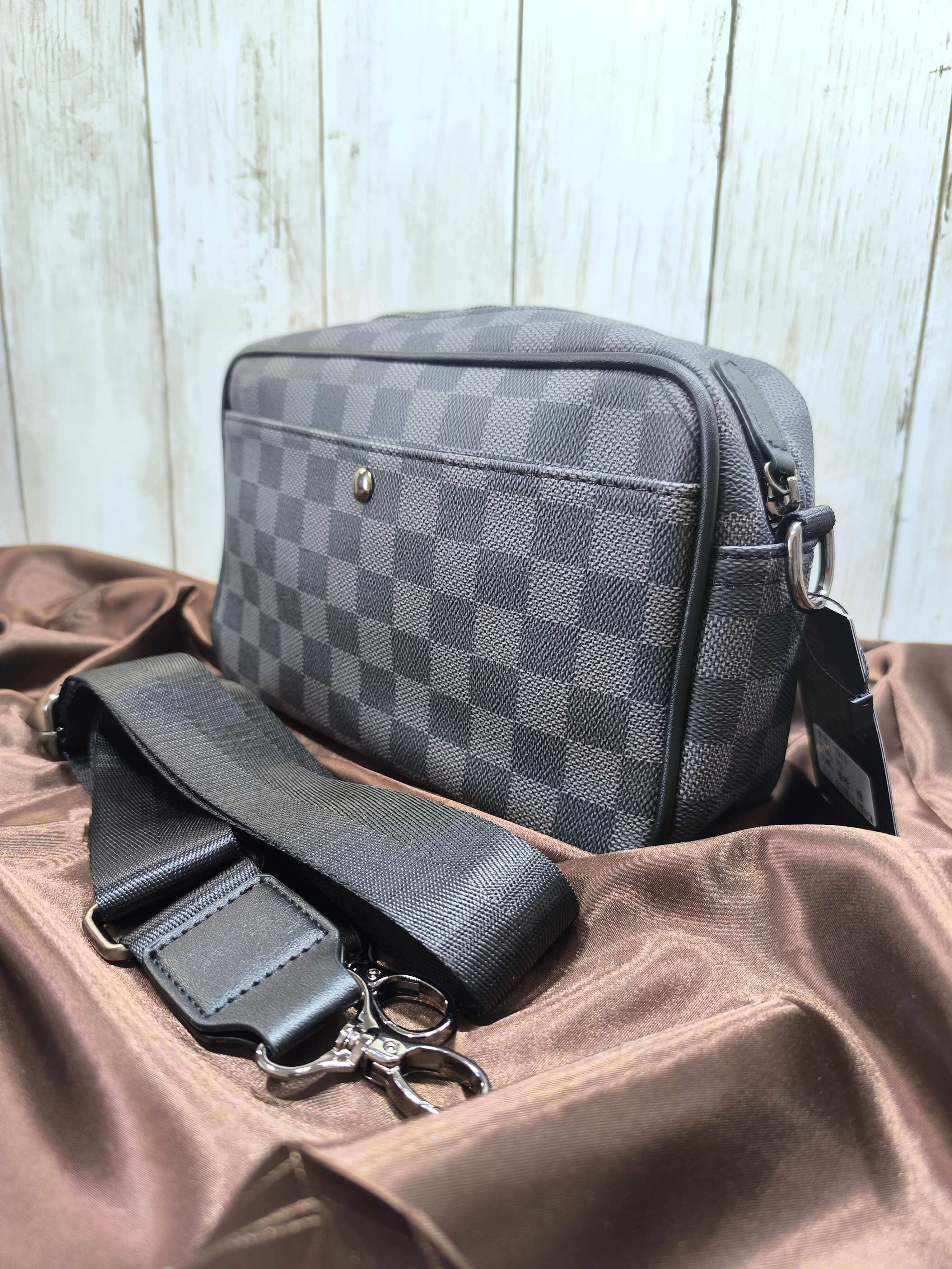 SAC A BANDOULIERE HOMME - MOTIF DAMIER - ETANCHE, ELEGANT & FONCTIONNEL