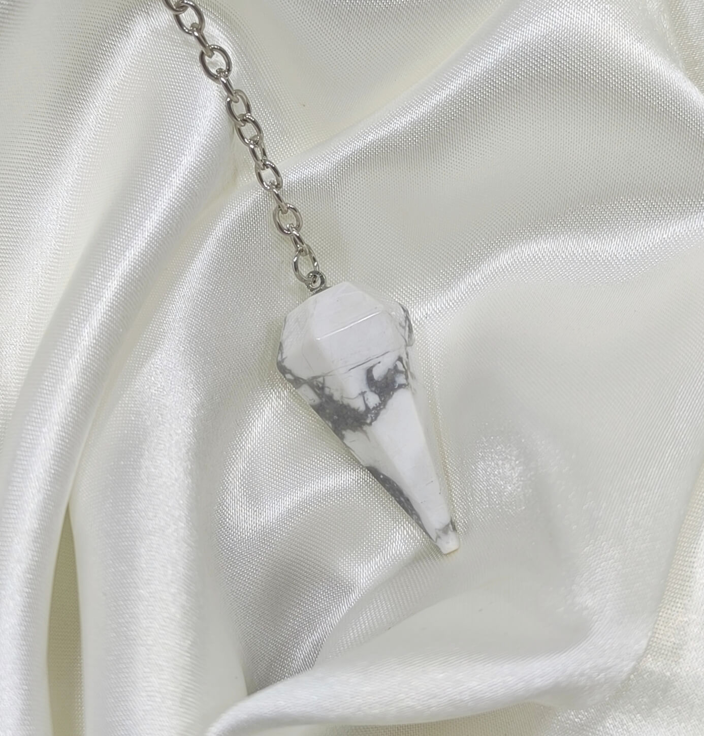 PENDULE DIVINATOIRE - HOWLITE BLANCHE - INTUITION, CALME & CLARTE