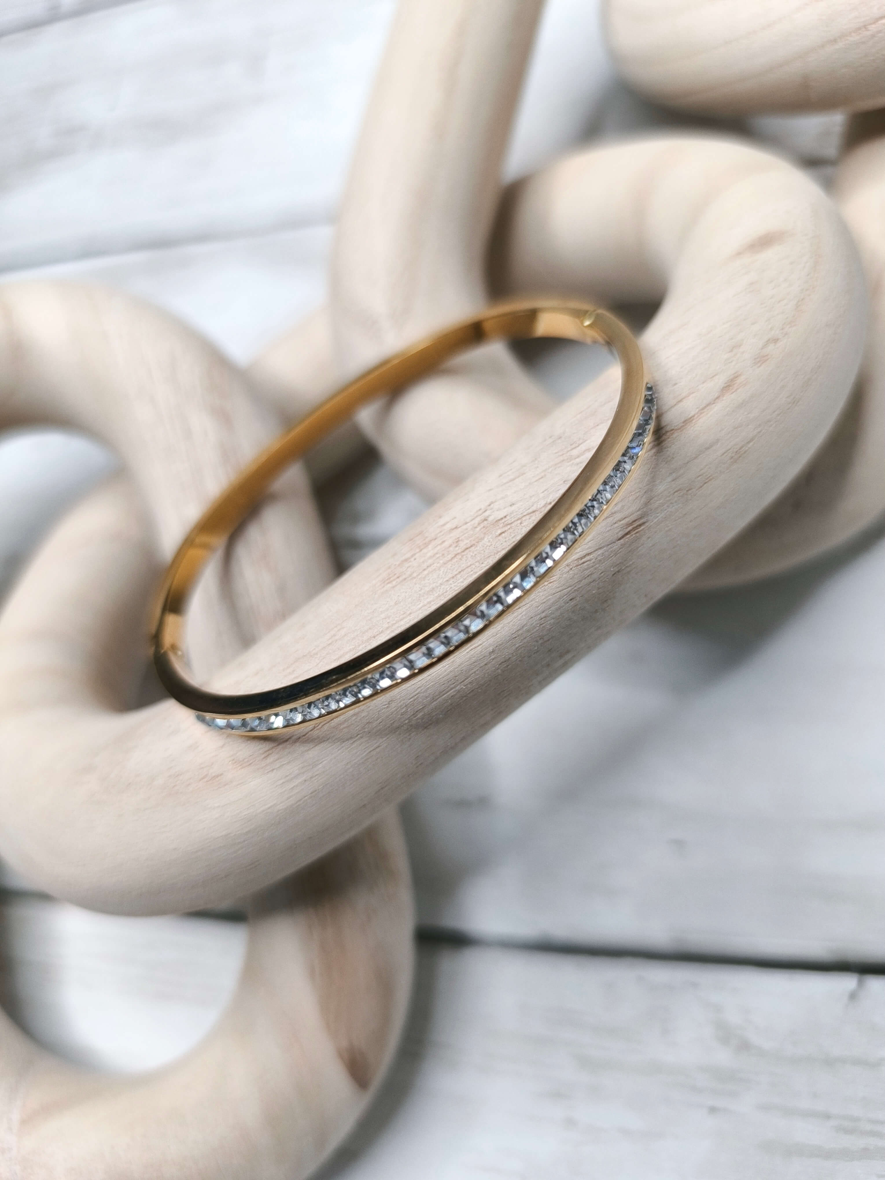 BRACELET FEMME - DORE - UN RANG DE STRASS - EN ACIER AU TITANE 