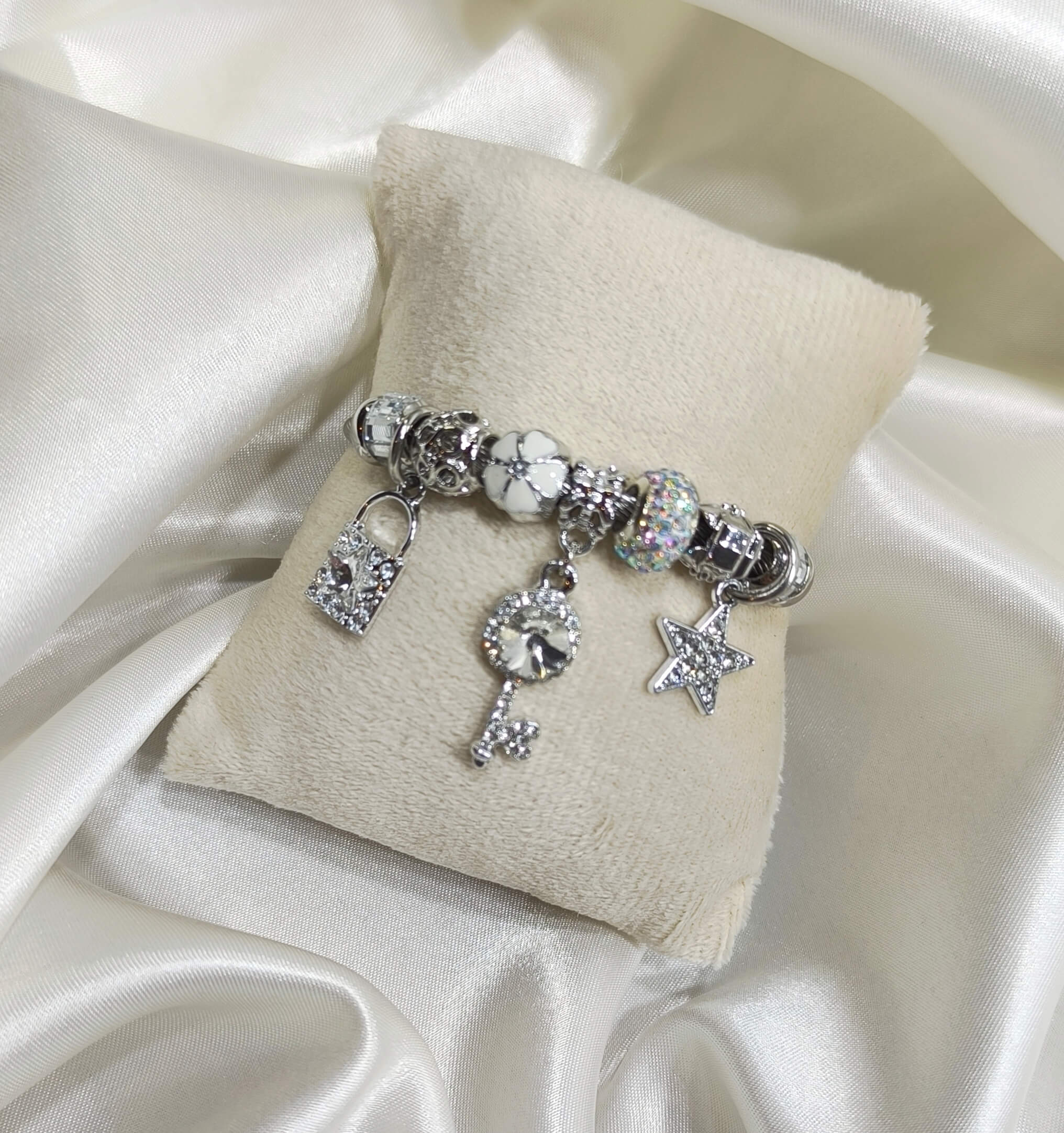 BRACELET FEMME BRELOQUES - BLANC & ARGENTE - CLE, CADENAS & PENTACLE