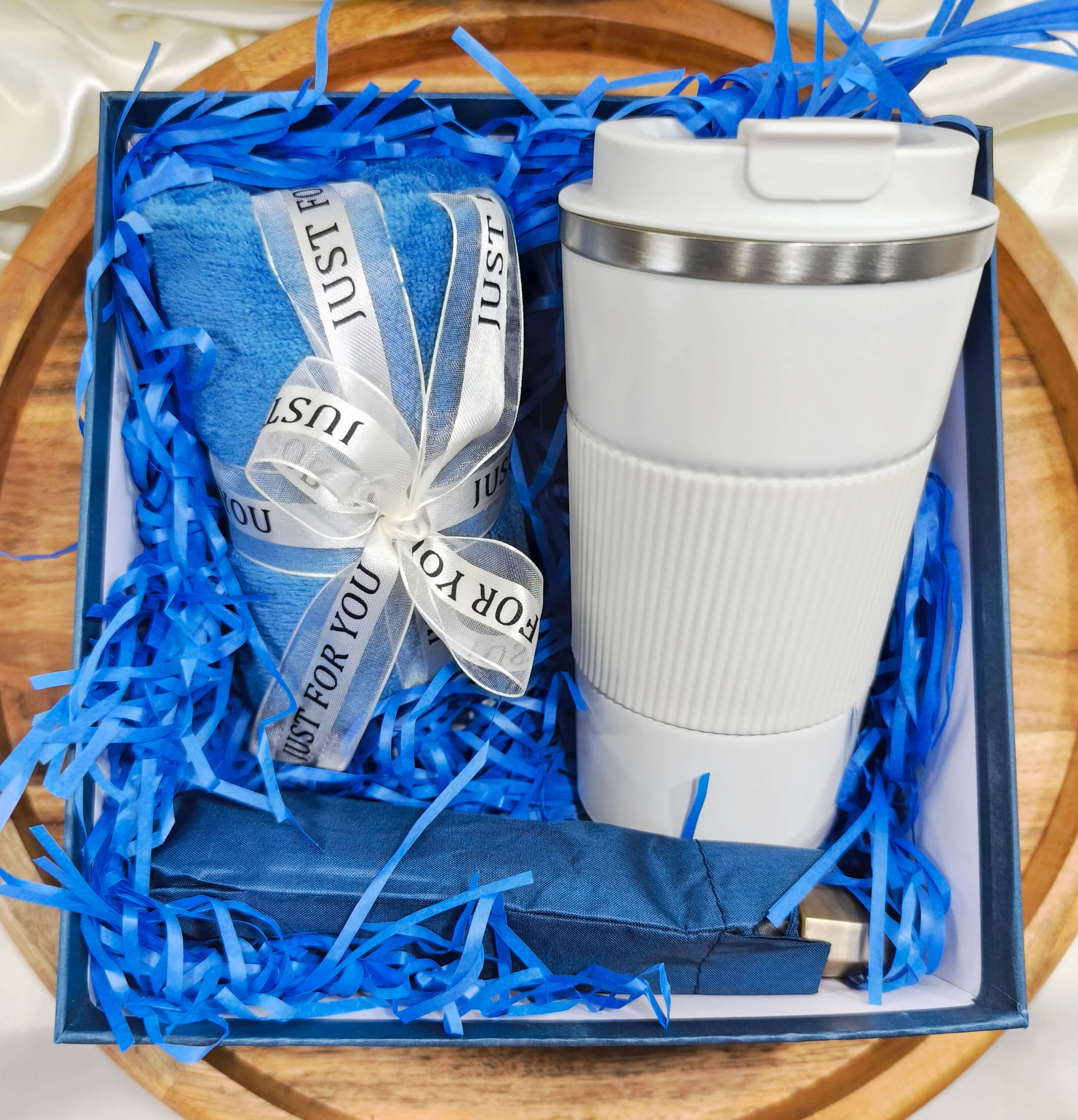 COFFRET CADEAU MIXTE - BLEU - ELEGANCE & SERENITE - TASSE ISOTHERME, SERVIETTE & PARAPLUIE