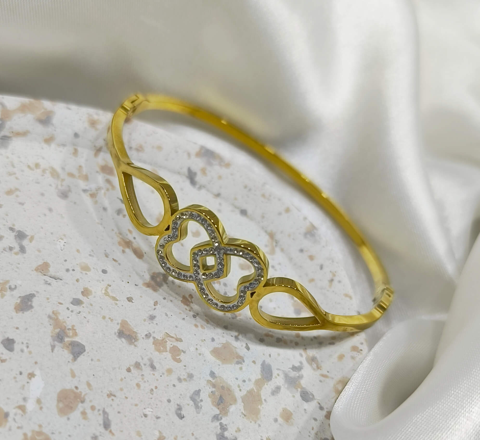 BRACELET FEMME - EN ACIER INOXYDABLE - COEURS ENTRELACES STRASSES