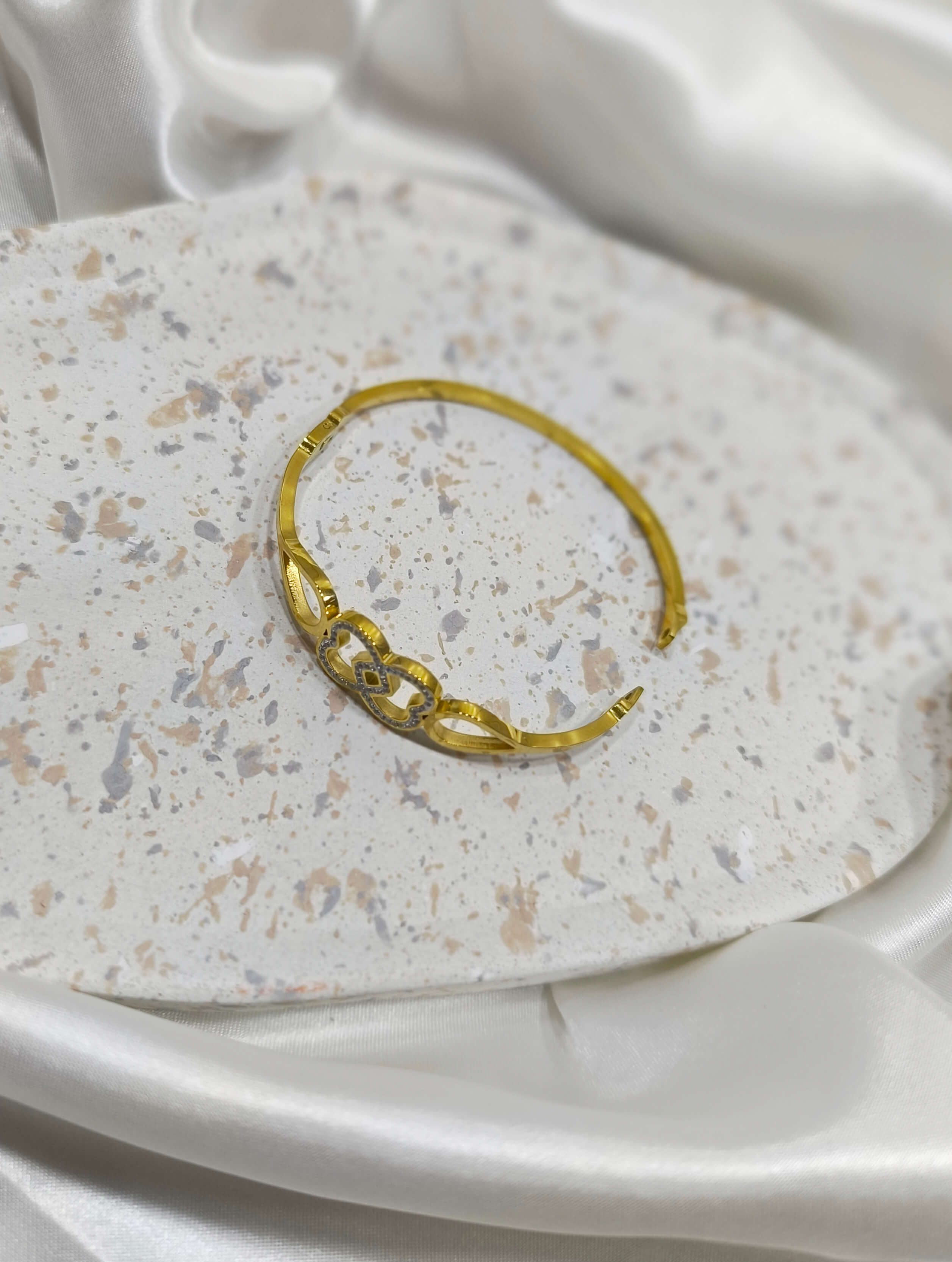 BRACELET FEMME - EN ACIER INOXYDABLE - COEURS ENTRELACES STRASSES