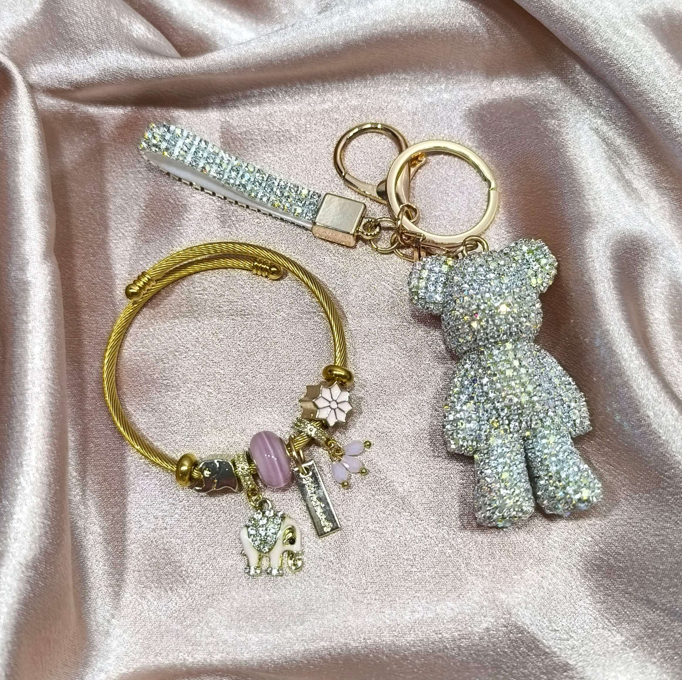 COFFRET CADEAU FEMME - PORTEFEUILLE ROSE, BRACELET CHARMS ELEPHANT & PORTE CLES OURSON STRASS