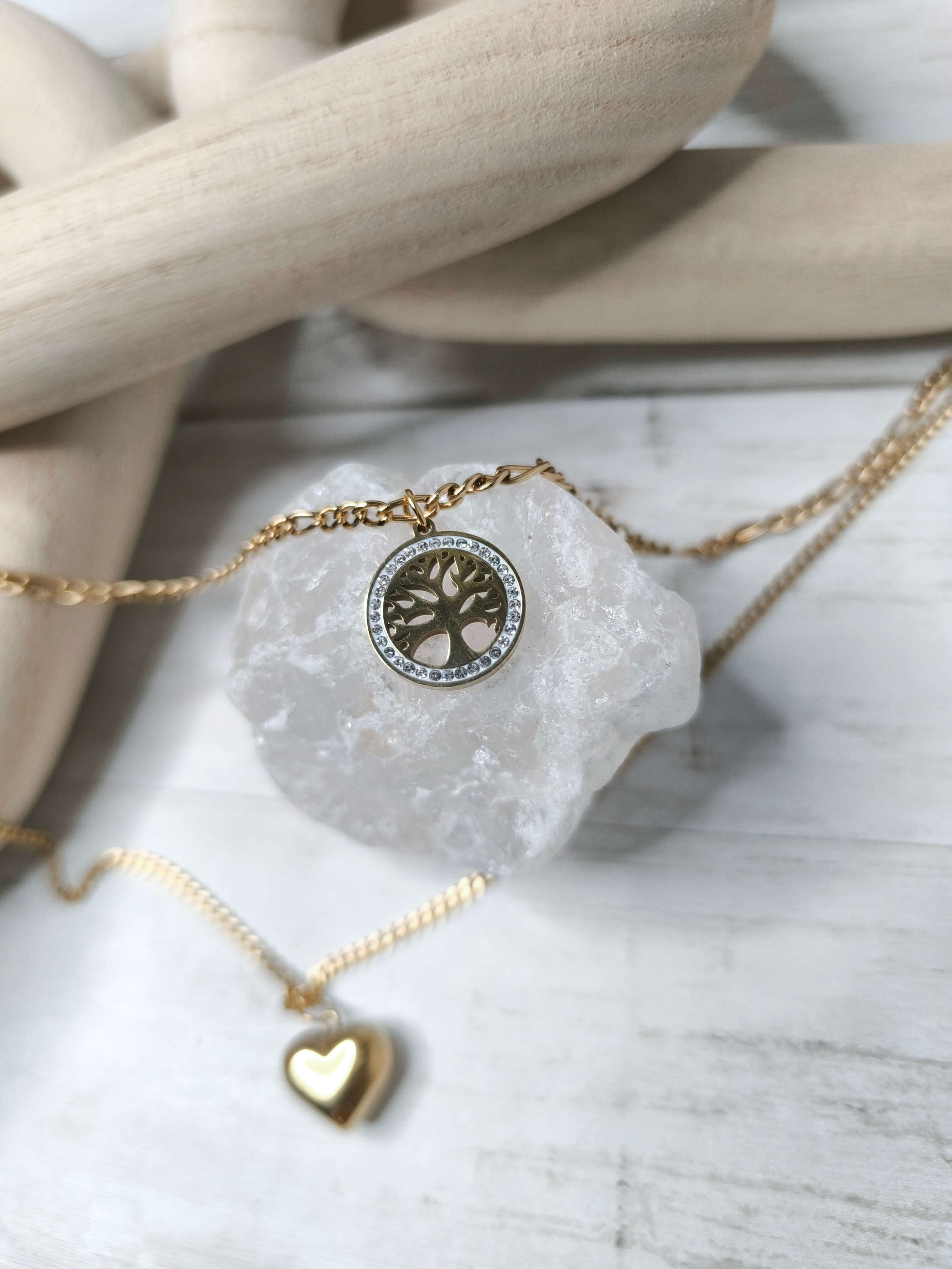 COLLIER FEMME - TROIS NIVEAUX - ACIER AU TITANE - PERLES, ARBRE DE VIE & COEUR DORE