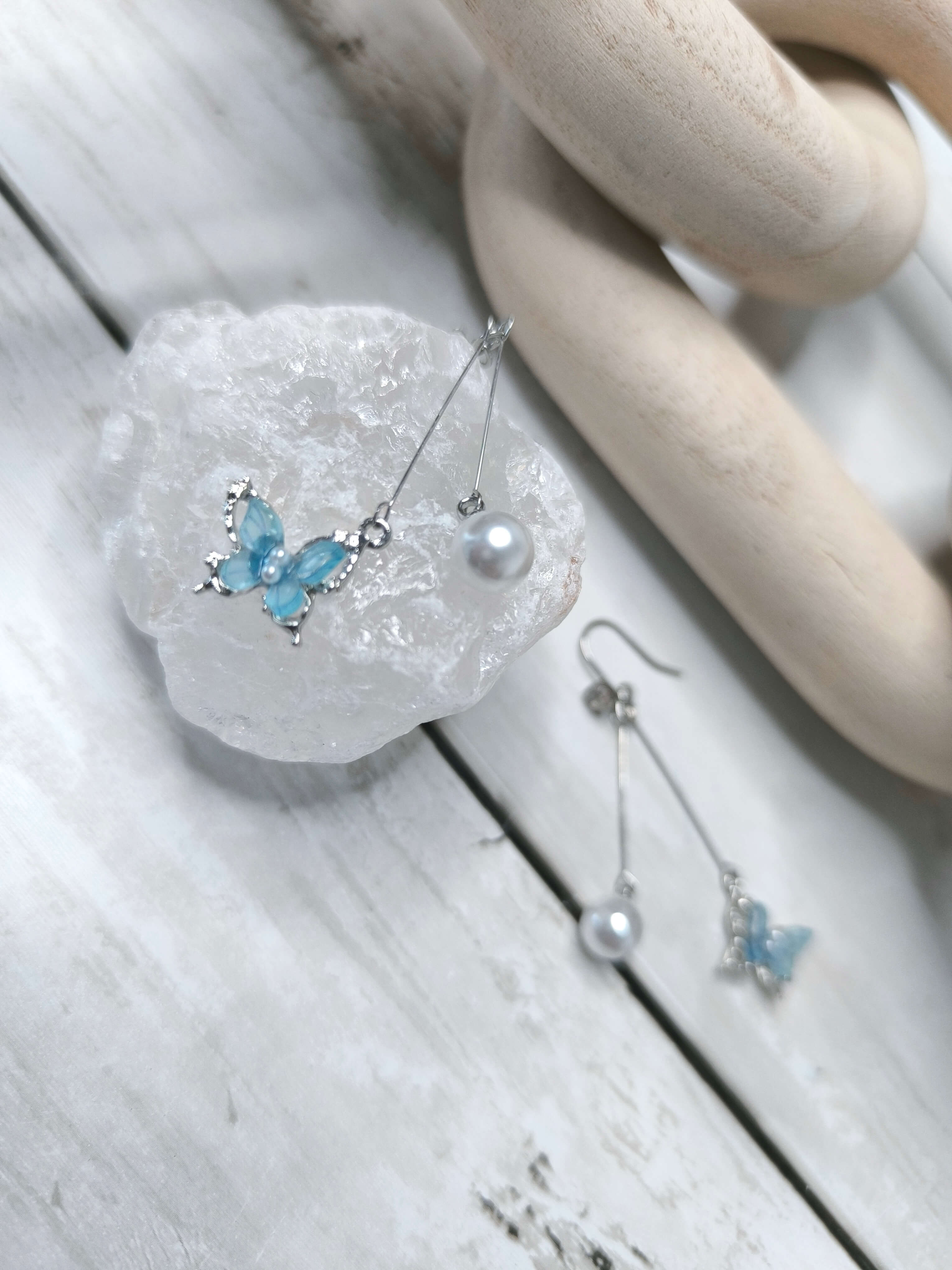 BOUCLES D'OREILLES PAPILLON ELEGANTES - PERLE BLNCHE & DETAILS ARGENTES