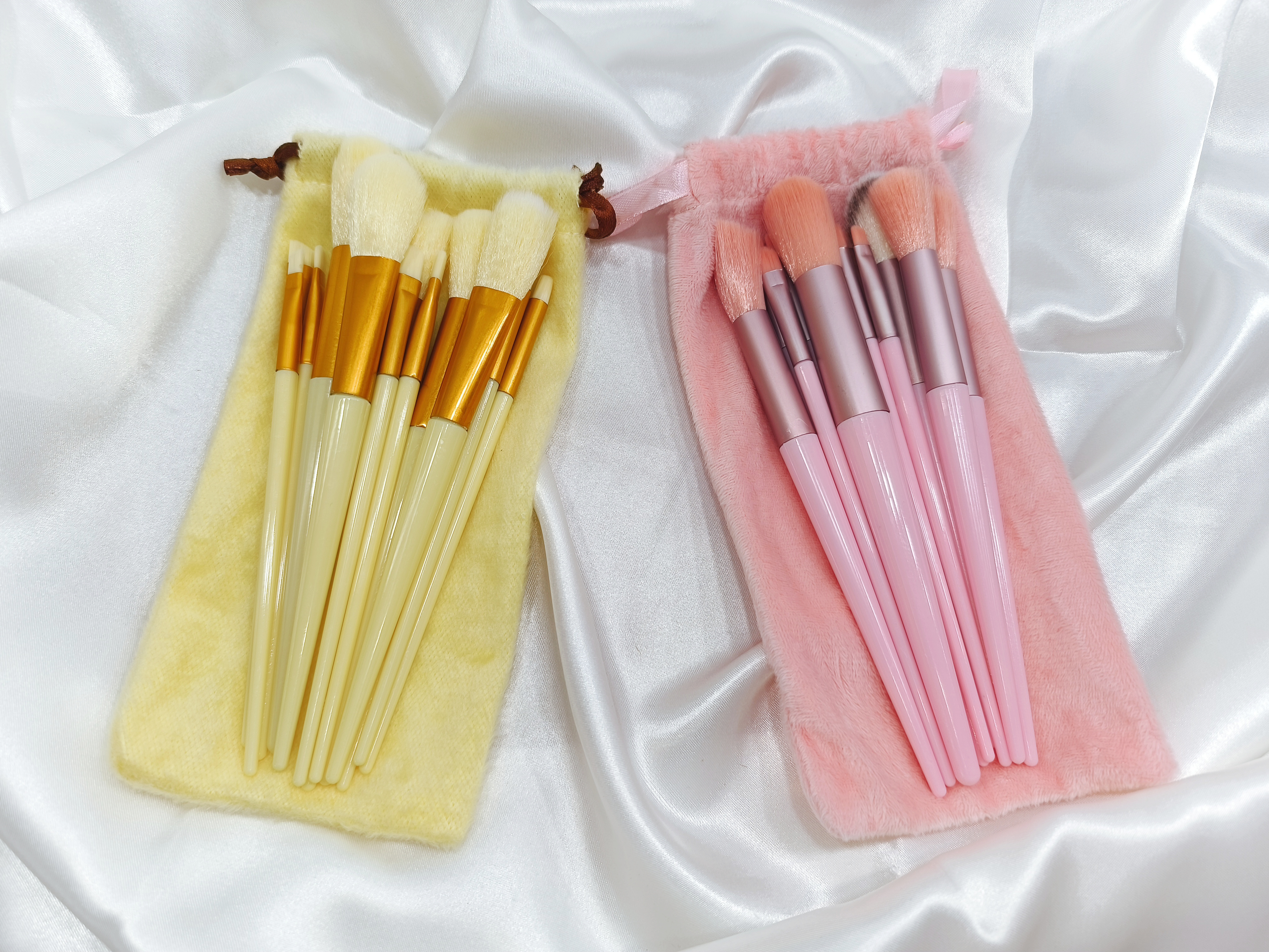 LOT DE 13 PINCEAUX DE MAQUILLAGE AVEC SAC EN FLANELLE
