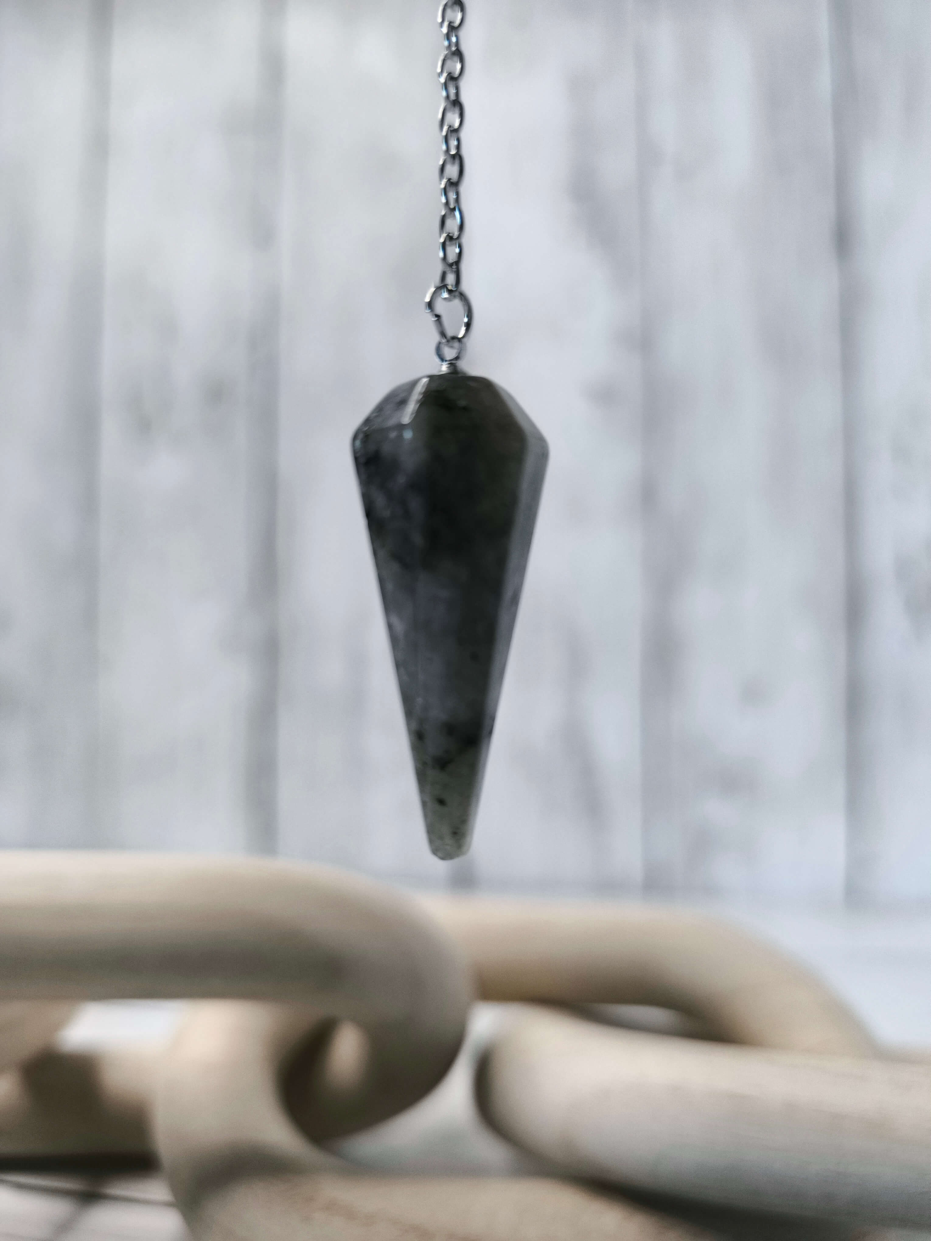 PENDULE DIVINATOIRE - LABRADORITE - PROTECTION, INTUITION & LUMIERE INTERIEURE