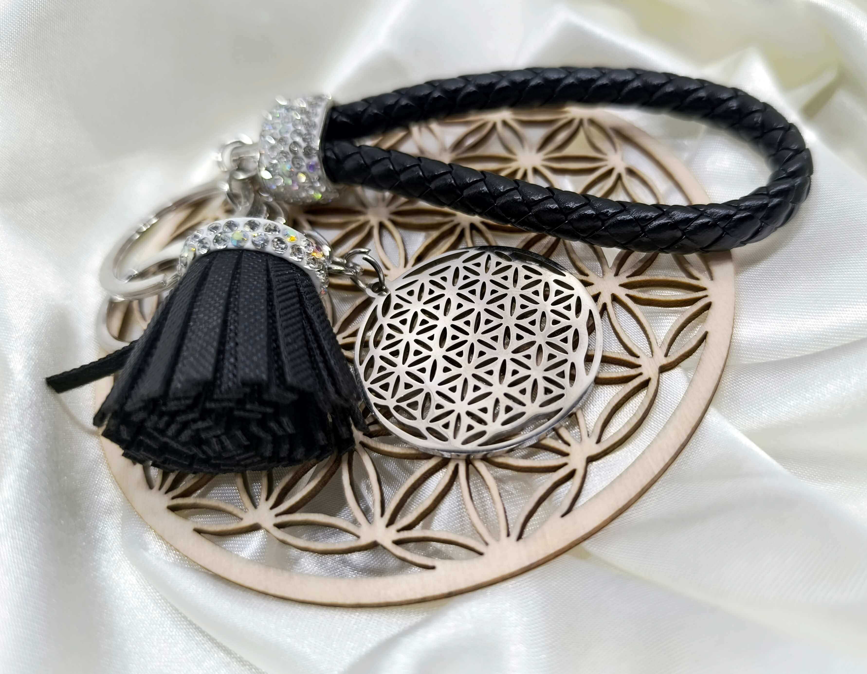 PORTE CLES FLEUR DE VIE ARGENTE - GEOMETRIE SACREE - CORDON TRESSE NOIR & POMPON STRASS