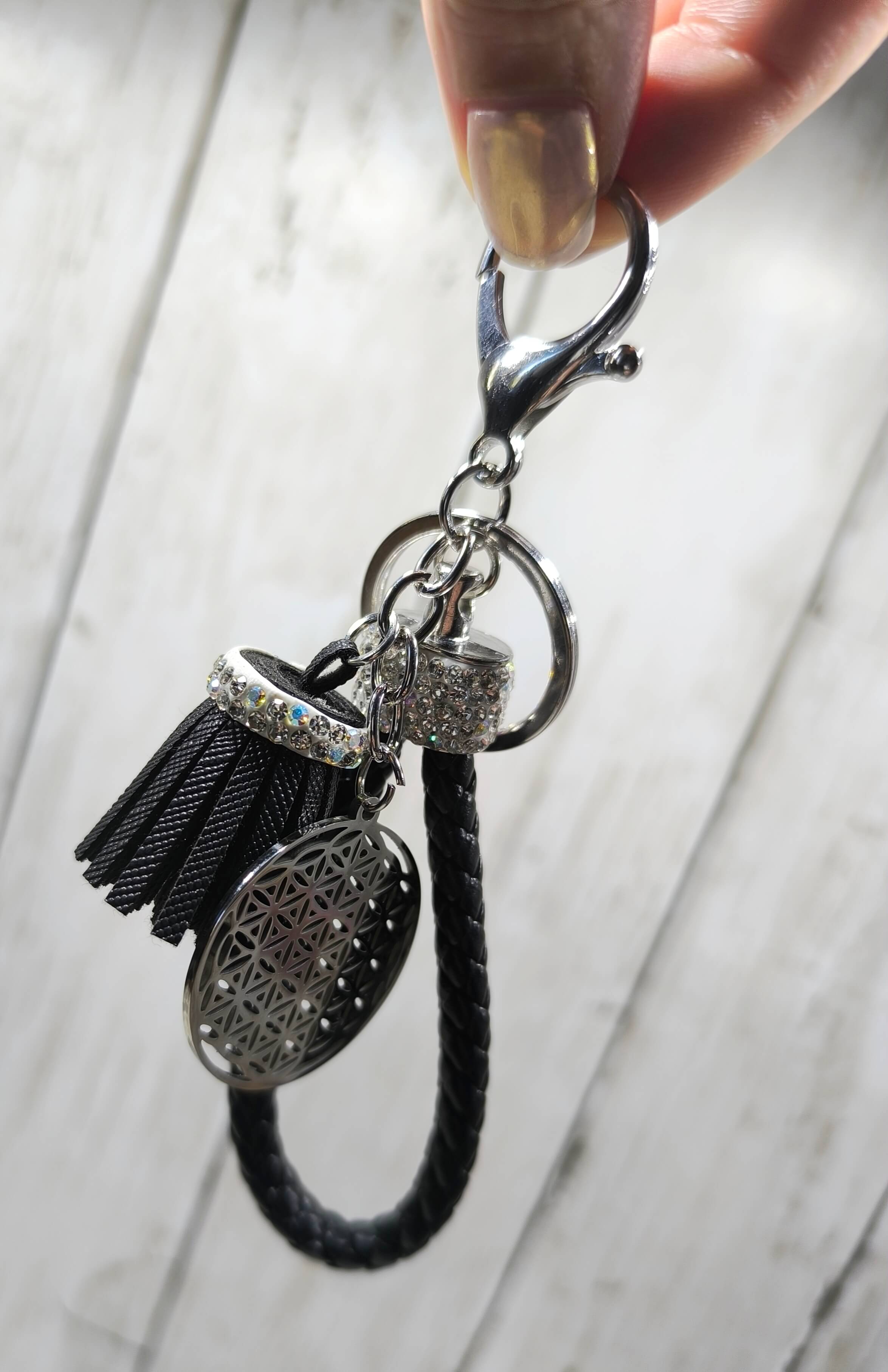 PORTE CLES FLEUR DE VIE ARGENTE - GEOMETRIE SACREE - CORDON TRESSE NOIR & POMPON STRASS
