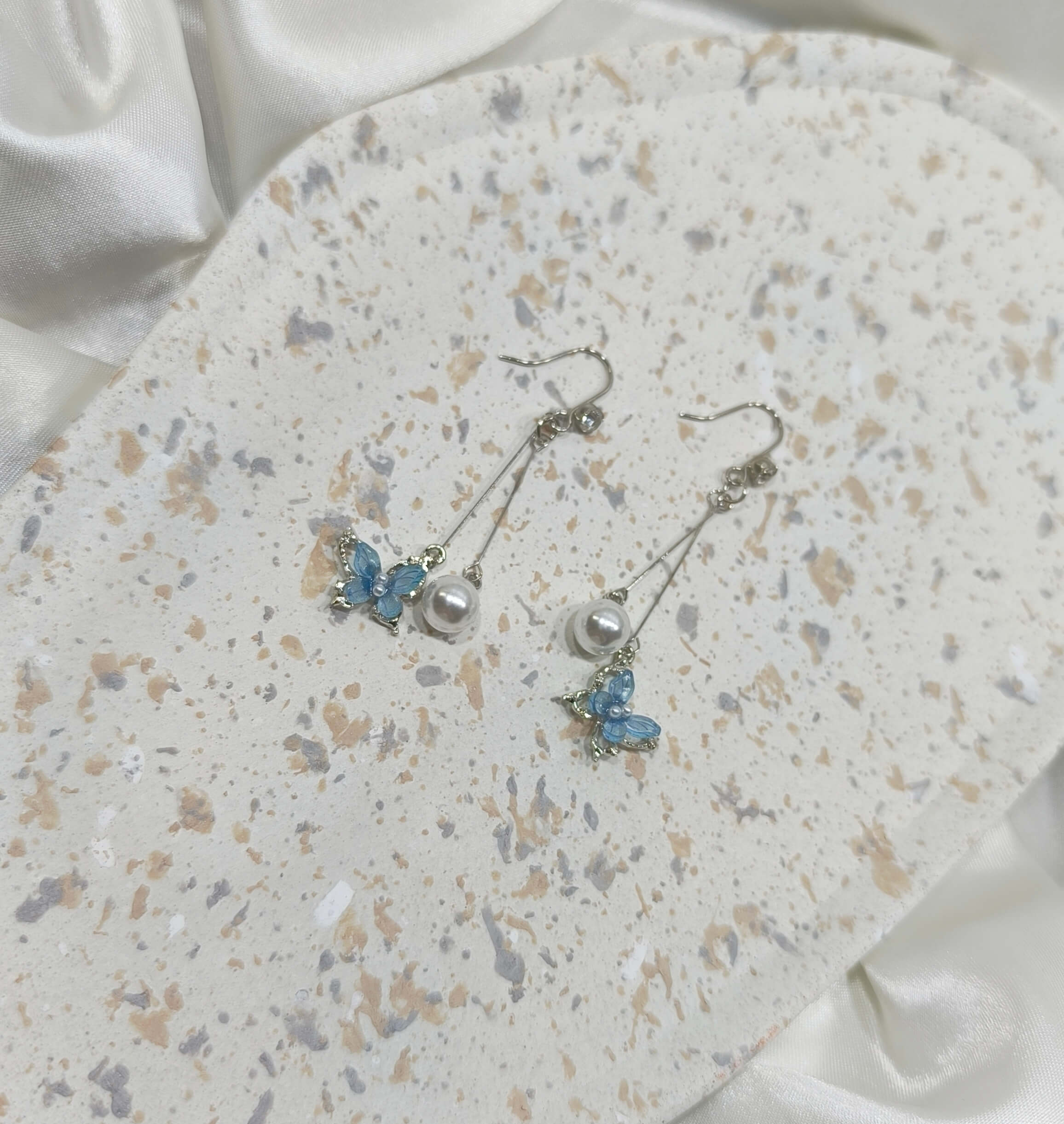 BOUCLES D'OREILLES PAPILLON ELEGANTES - PERLE BLNCHE & DETAILS ARGENTES
