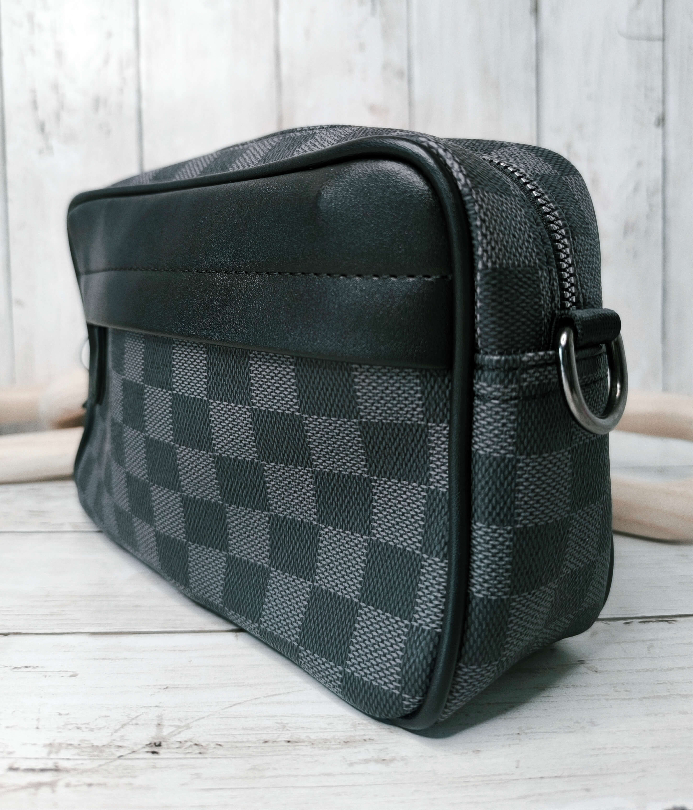 SAC A BANDOULIERE HOMME - MOTIF DAMIER - ETANCHE, ELEGANT & FONCTIONNEL