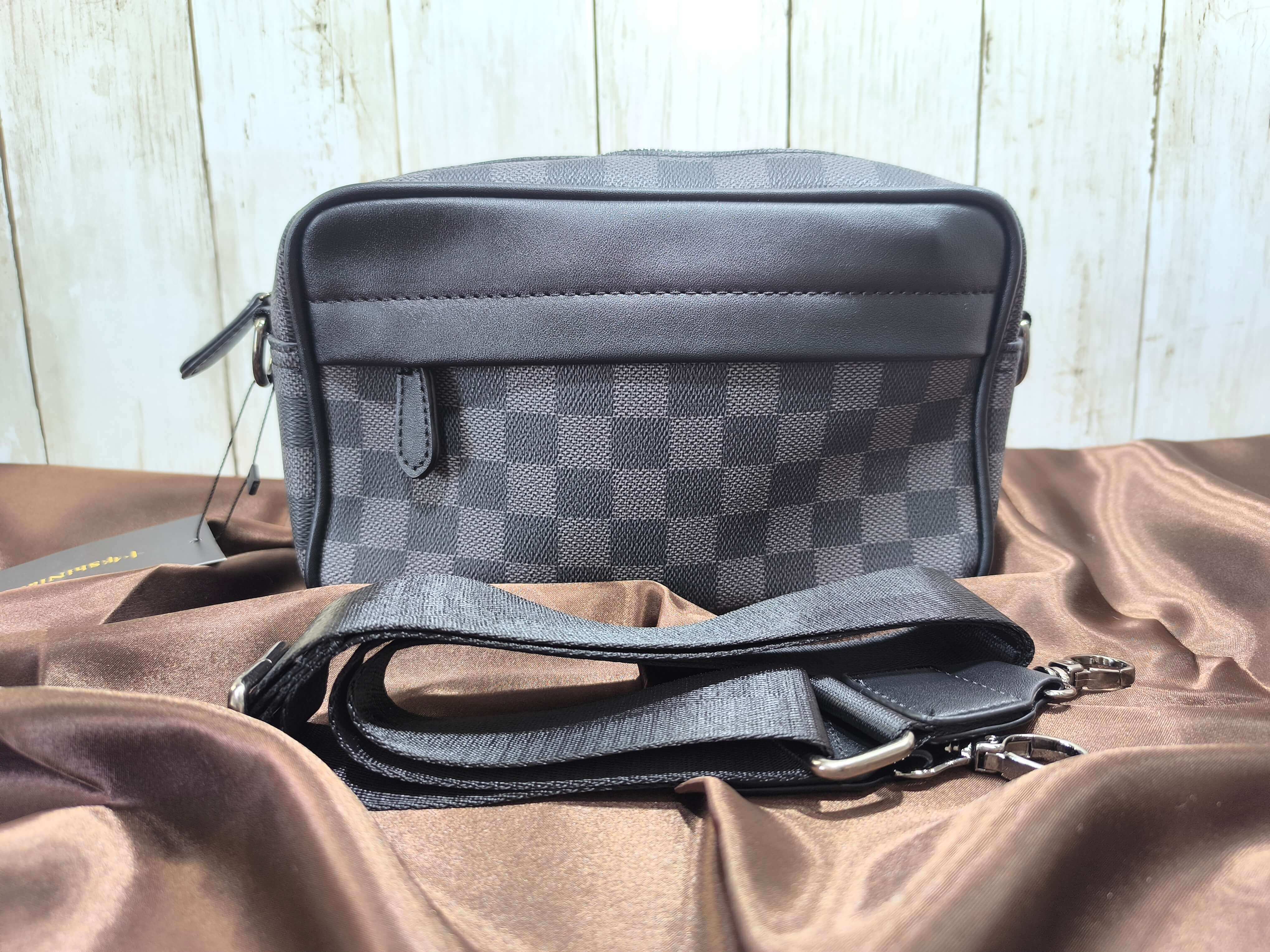 SAC A BANDOULIERE HOMME - MOTIF DAMIER - ETANCHE, ELEGANT & FONCTIONNEL