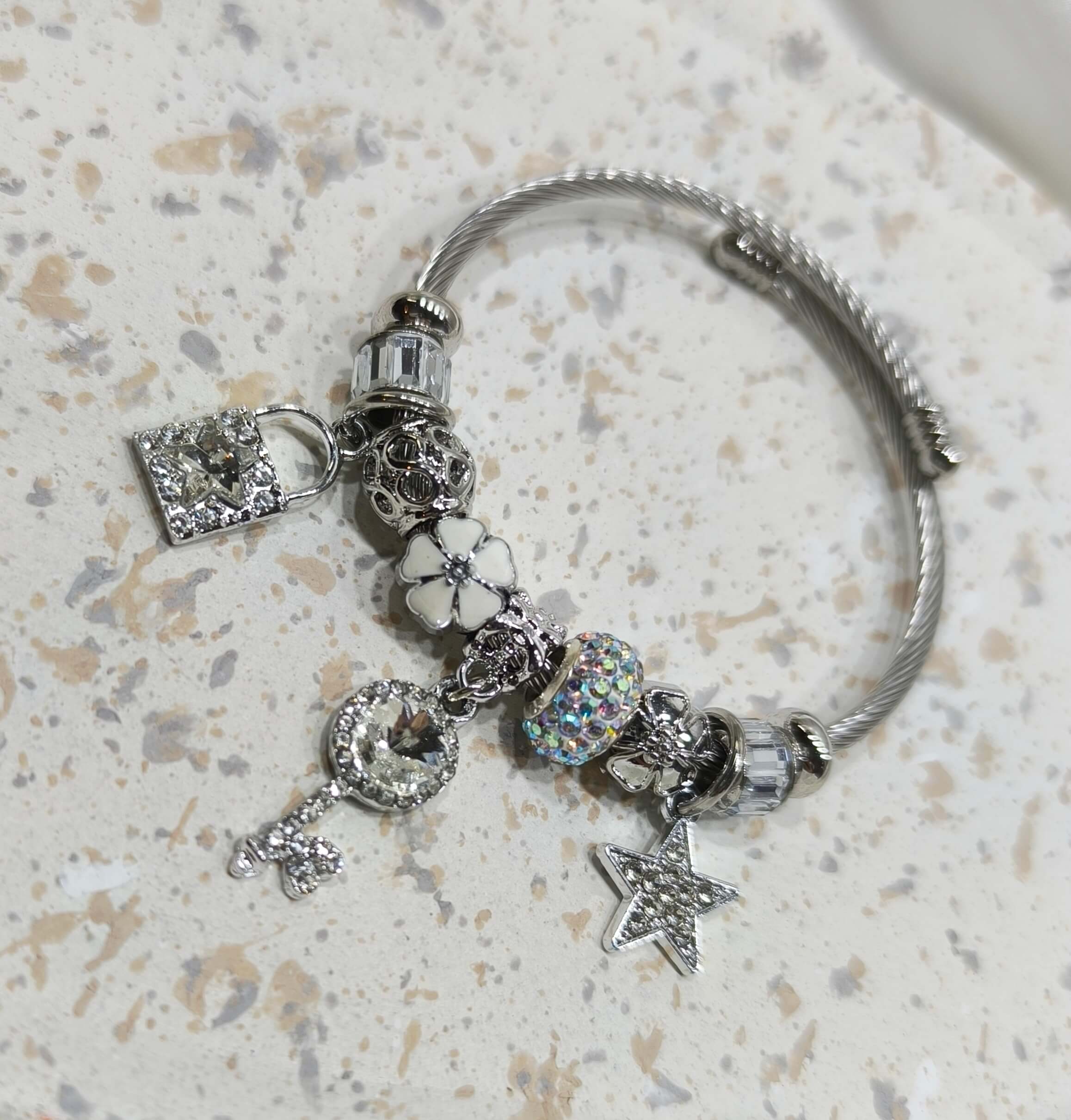 BRACELET FEMME BRELOQUES - BLANC & ARGENTE - CLE, CADENAS & PENTACLE